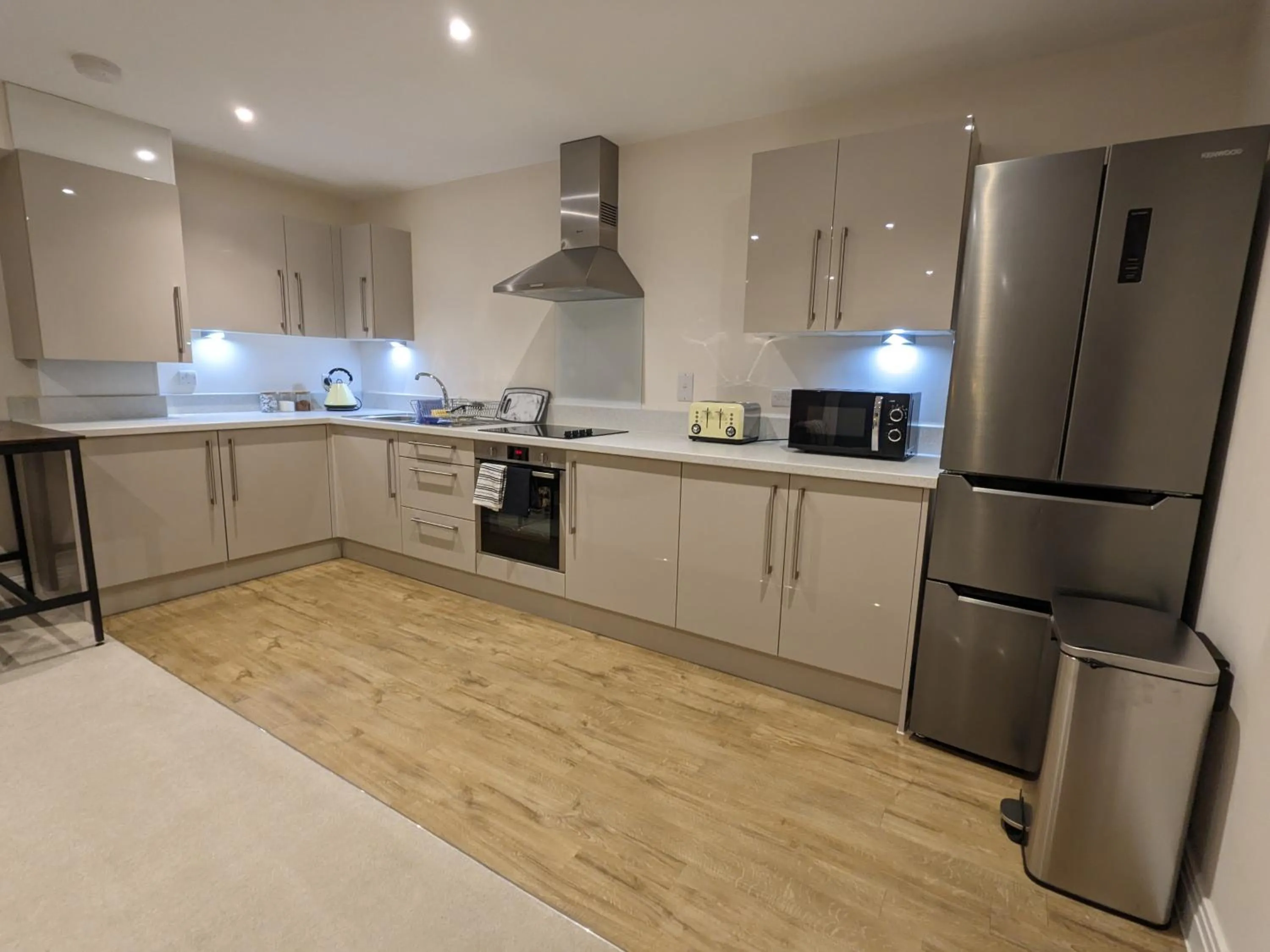 Kitchen or kitchenette in Stunning 2-Bed Apartment in Stevenage, Sleeps 5 with free Private Parking