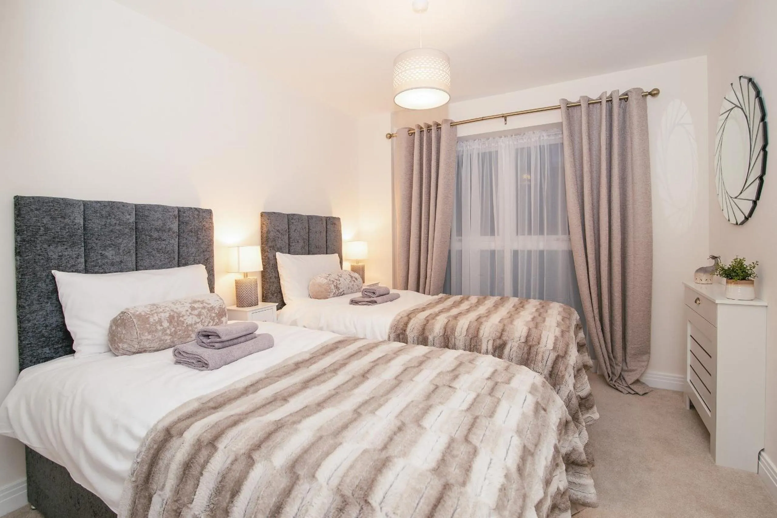 Bed in Stunning 2-Bed Apartment in Stevenage, Sleeps 5 with free Private Parking