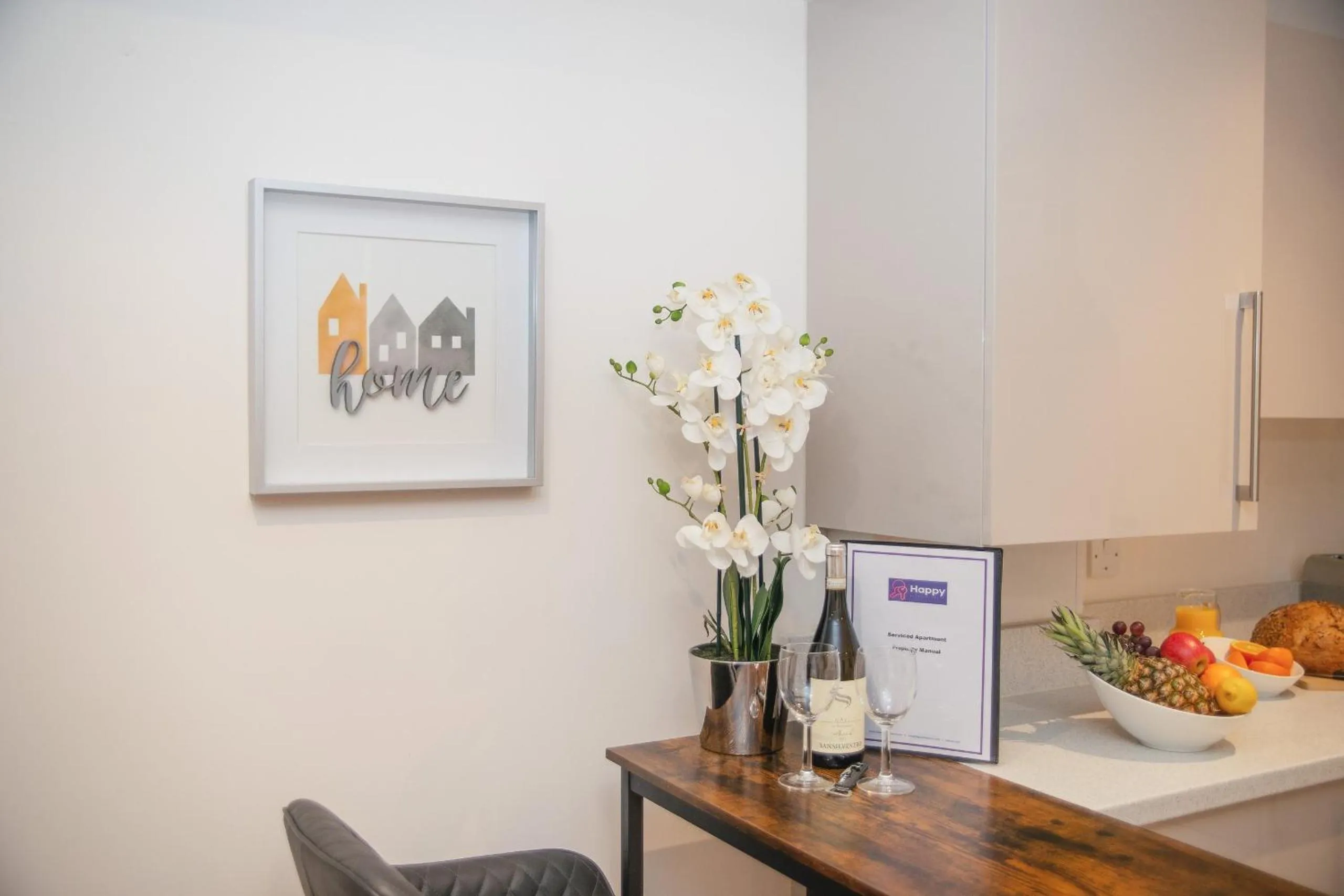 Dining area in Stunning 2-Bed Apartment in Stevenage, Sleeps 5 with free Private Parking