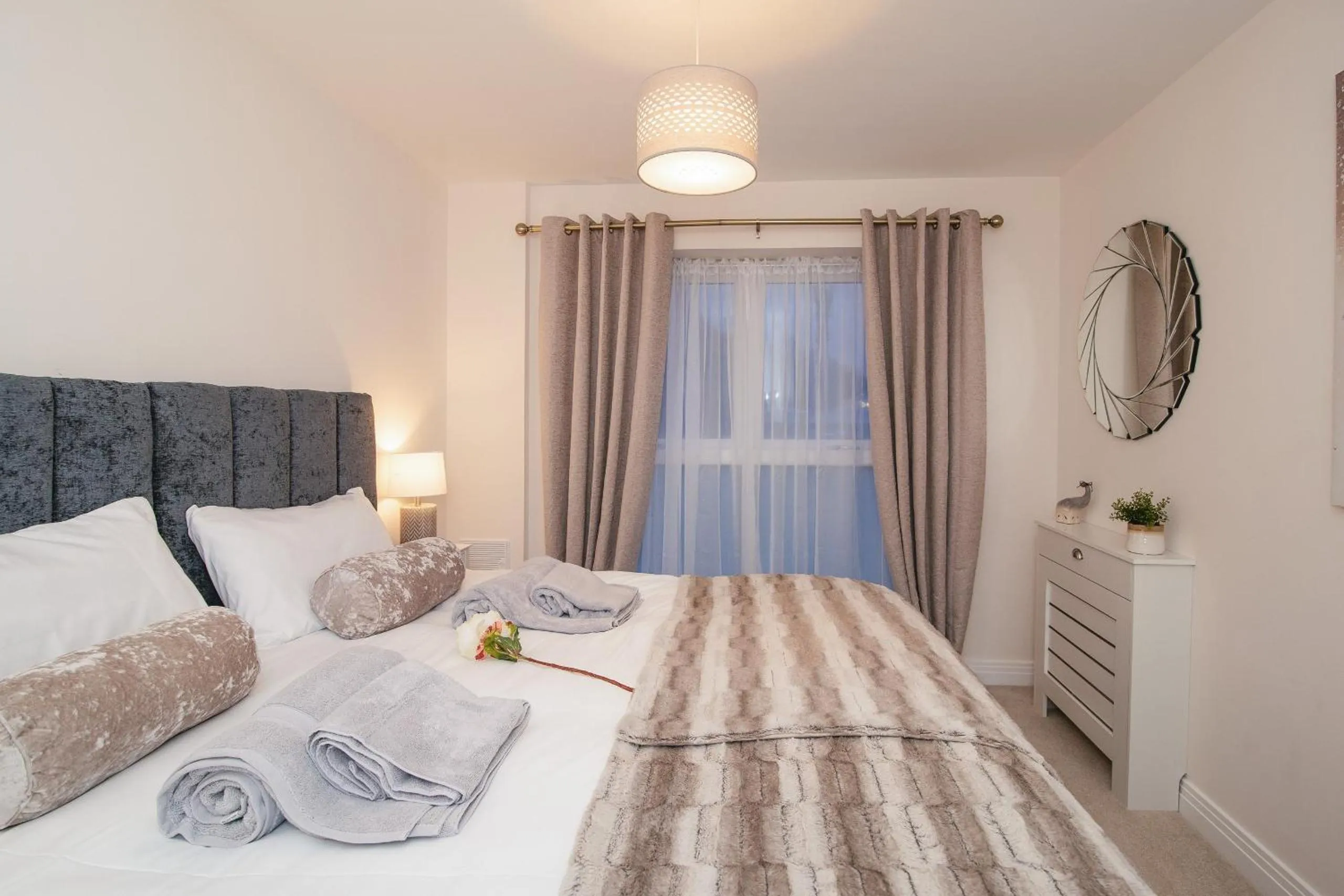 Bed in Stunning 2-Bed Apartment in Stevenage, Sleeps 5 with free Private Parking