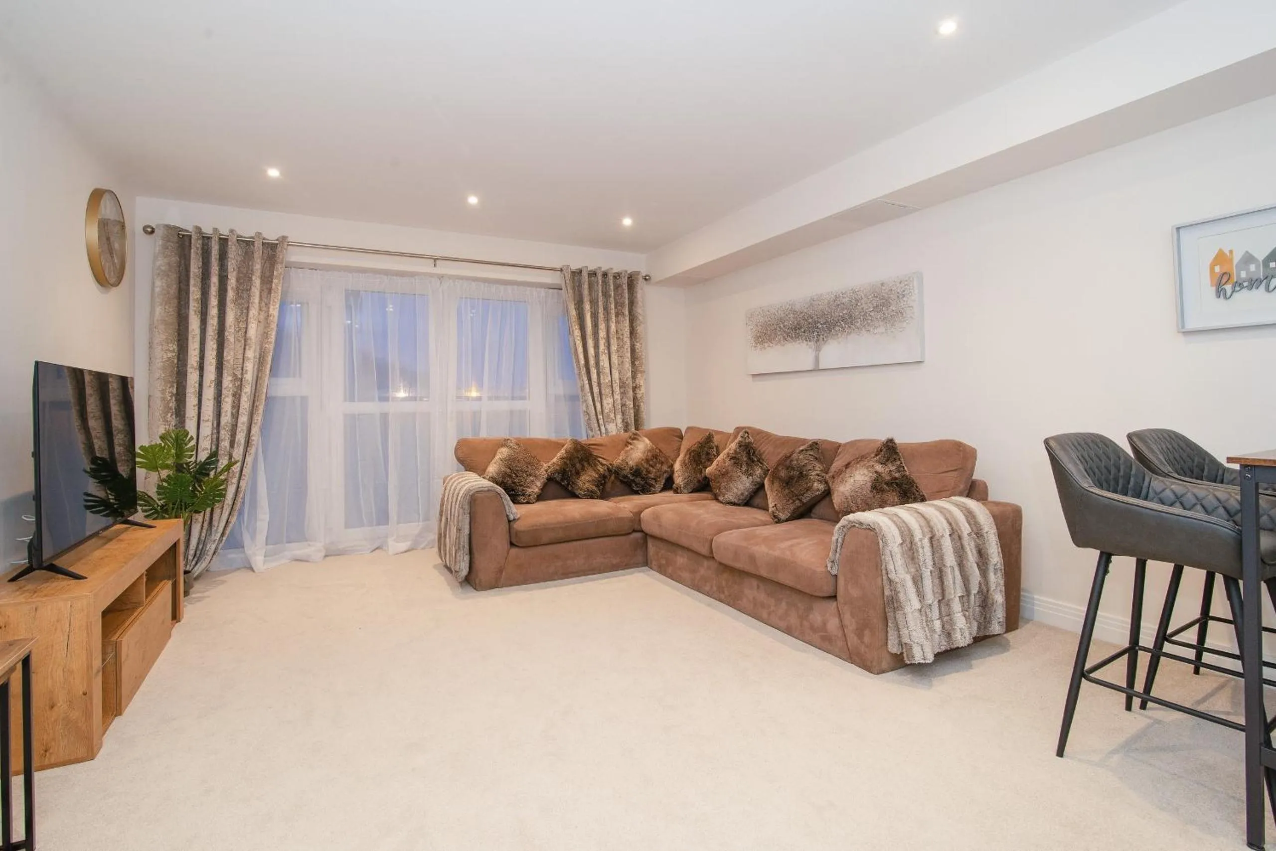 TV and multimedia in Stunning 2-Bed Apartment in Stevenage, Sleeps 5 with free Private Parking