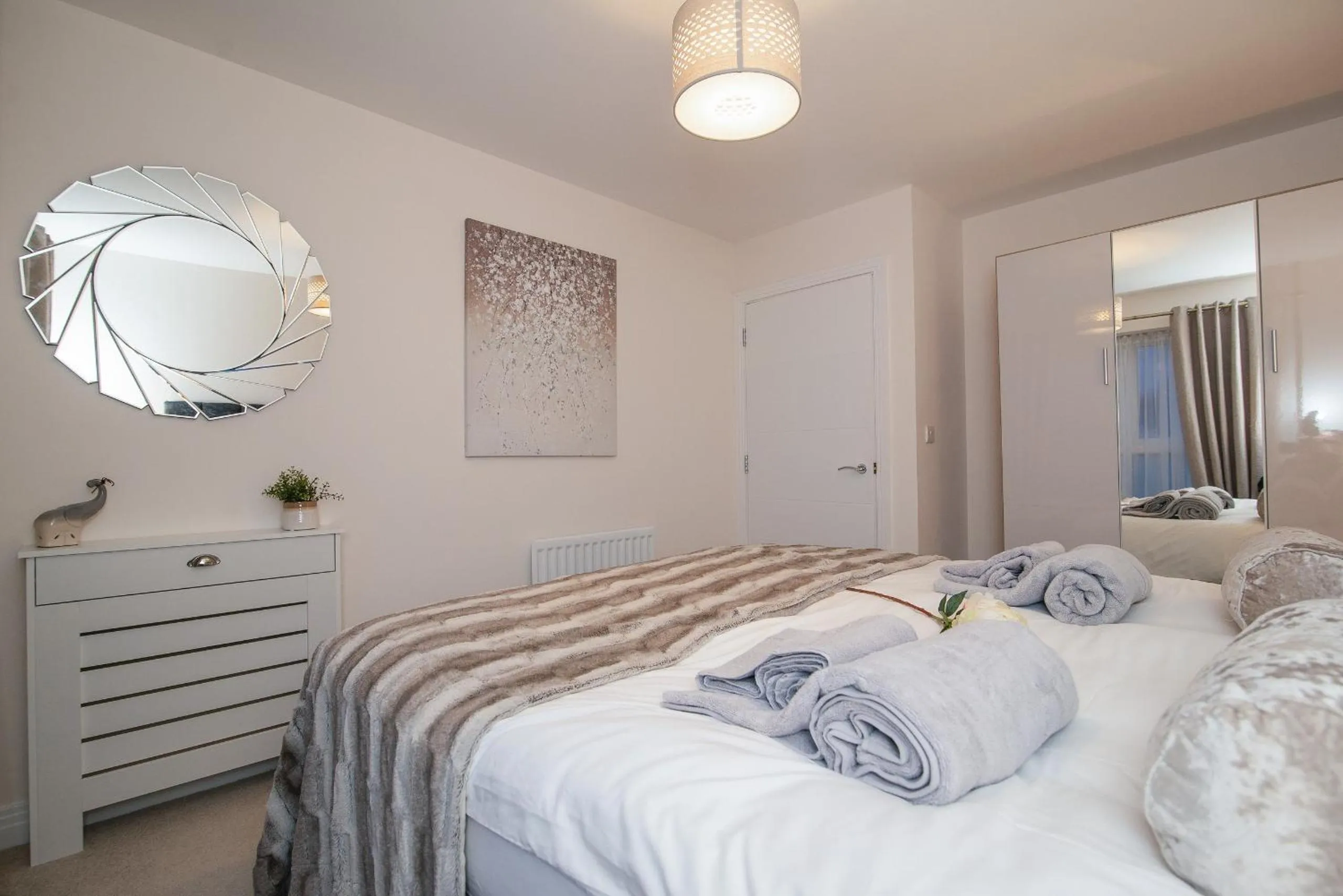 Bed in Stunning 2-Bed Apartment in Stevenage, Sleeps 5 with free Private Parking