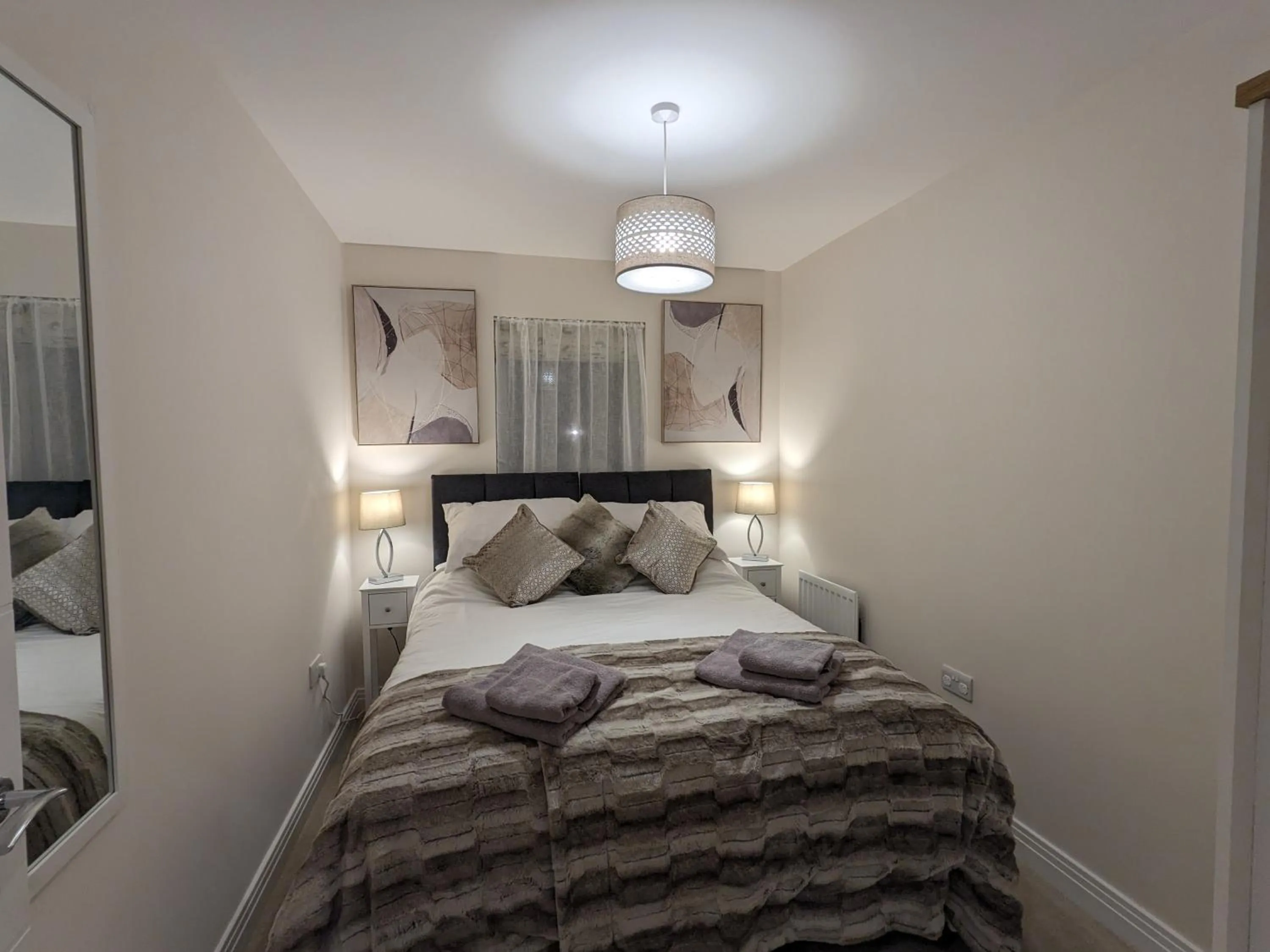 Bed in Stunning 2-Bed Apartment in Stevenage, Sleeps 5 with free Private Parking