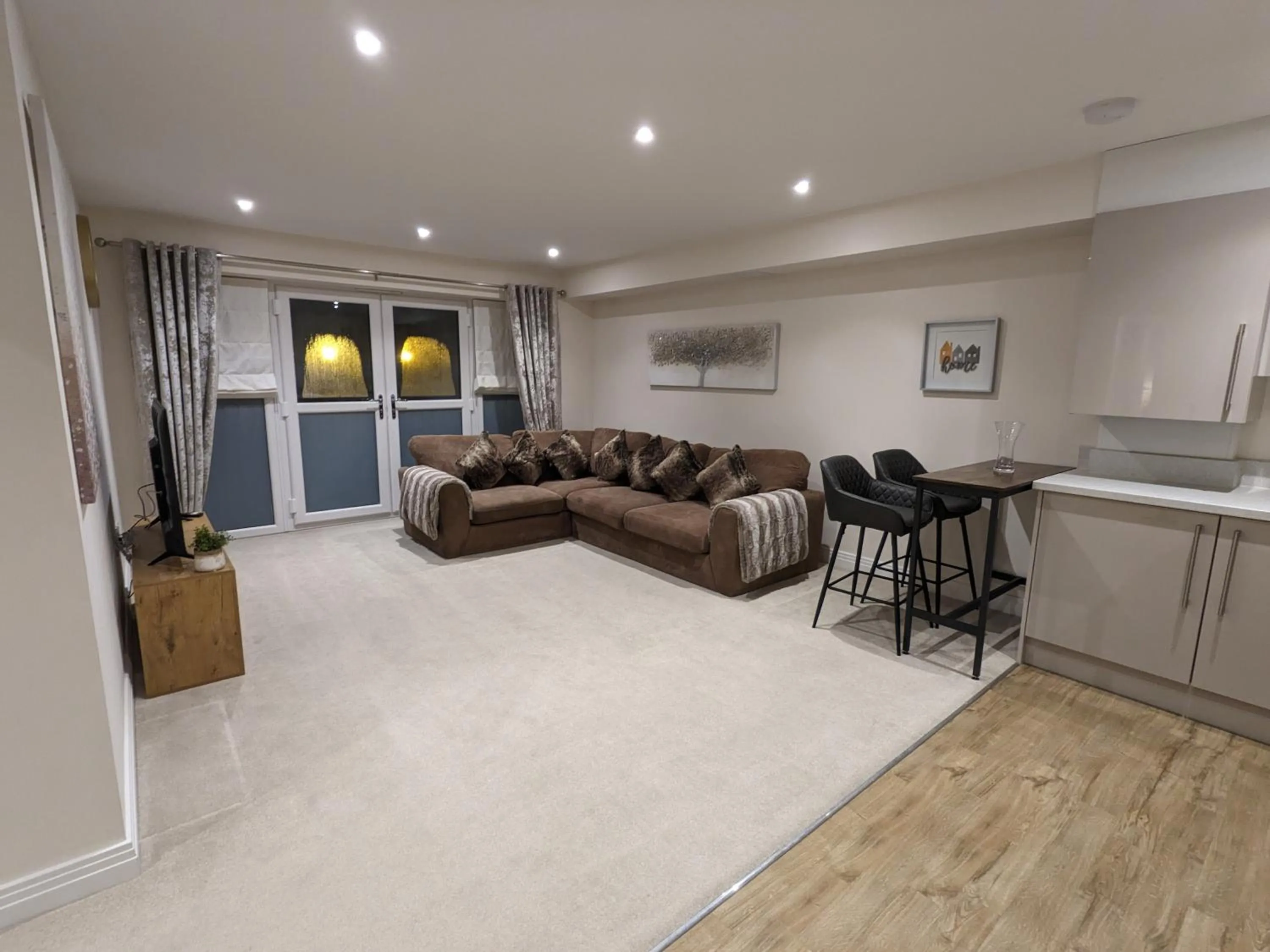 Living room in Stunning 2-Bed Apartment in Stevenage, Sleeps 5 with free Private Parking