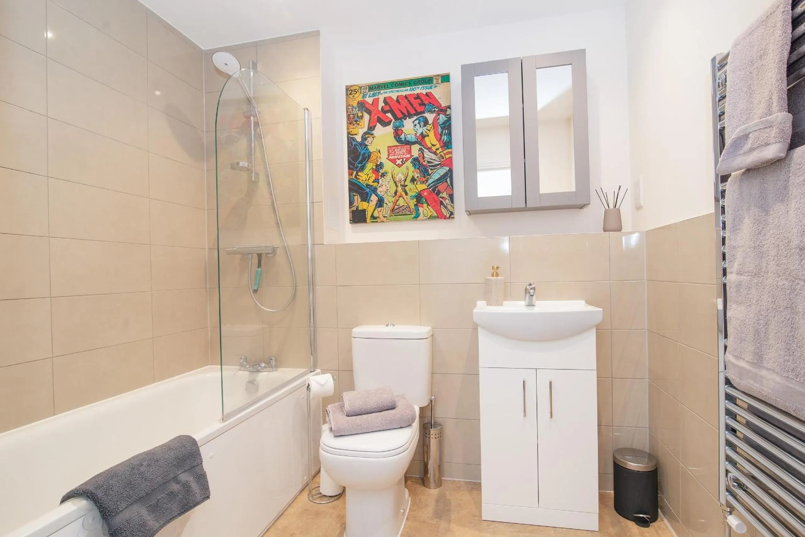 Shower in Stunning 2-Bed Apartment in Stevenage, Sleeps 5 with free Private Parking