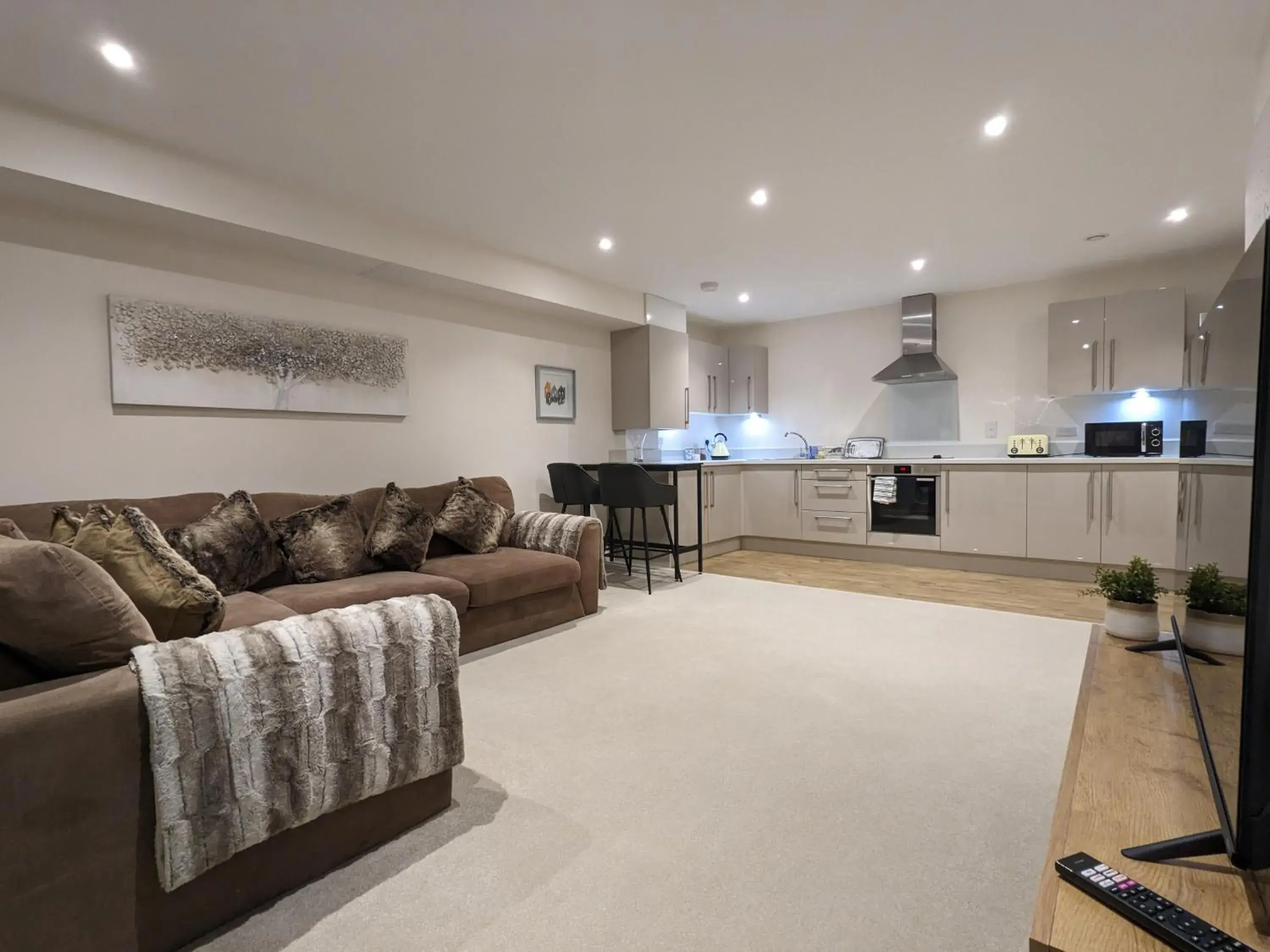 Stunning 2-Bed Apartment in Stevenage, Sleeps 5 with free Private Parking Stunning 2-Bed Apartment in Stevenage, Sleeps 5 with free Private Parking