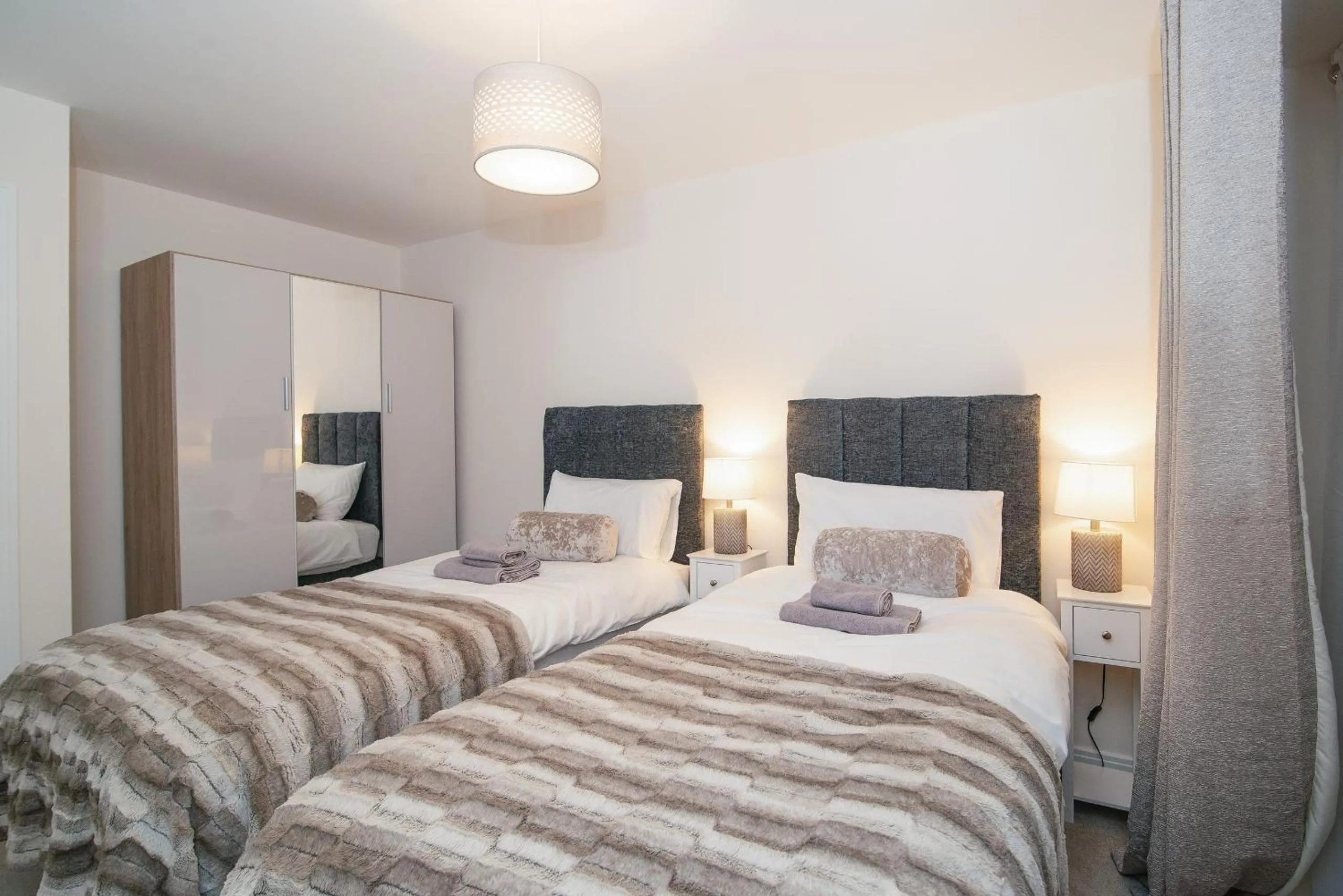 Bed in Stunning 2-Bed Apartment in Stevenage, Sleeps 5 with free Private Parking