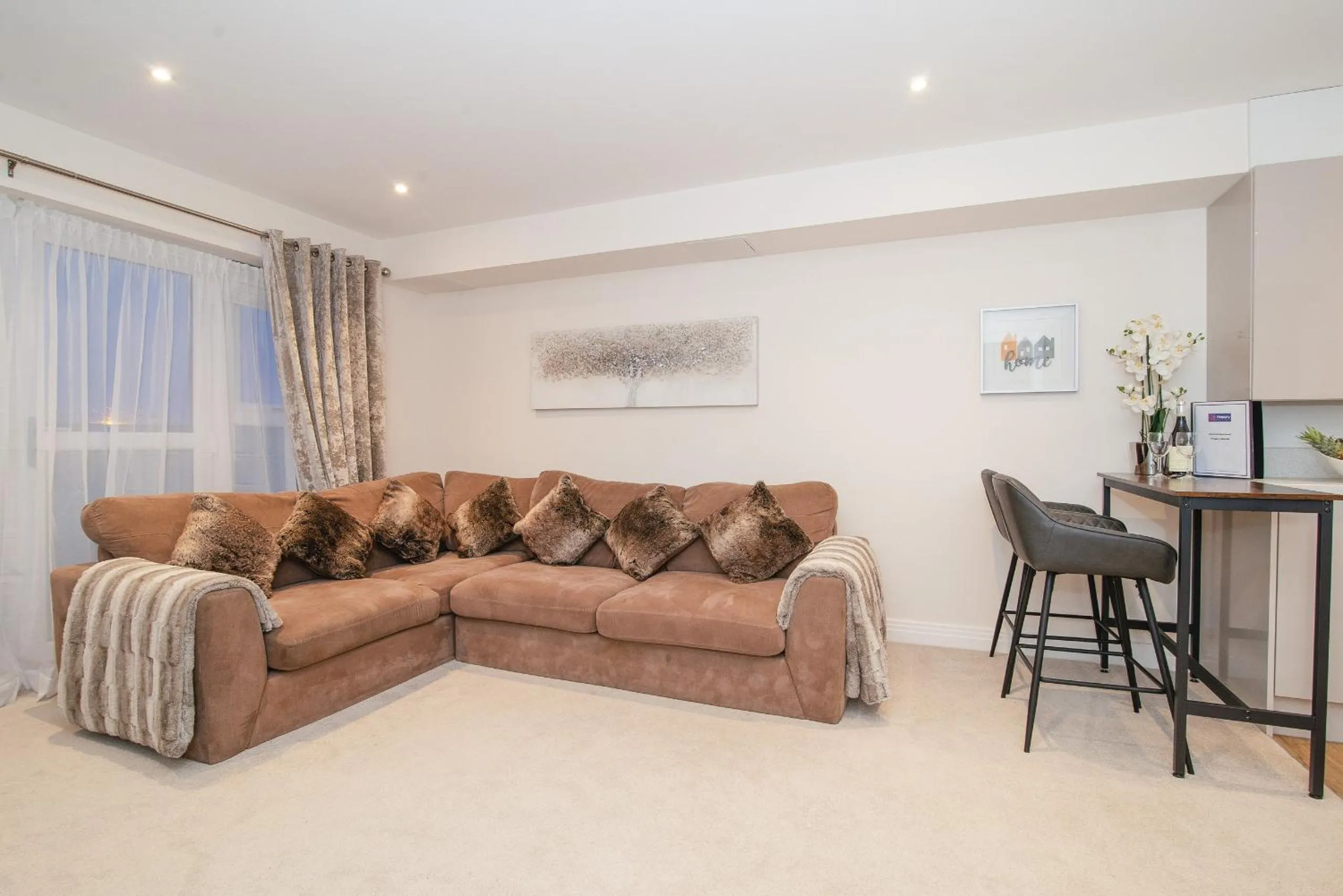 Living room in Stunning 2-Bed Apartment in Stevenage, Sleeps 5 with free Private Parking