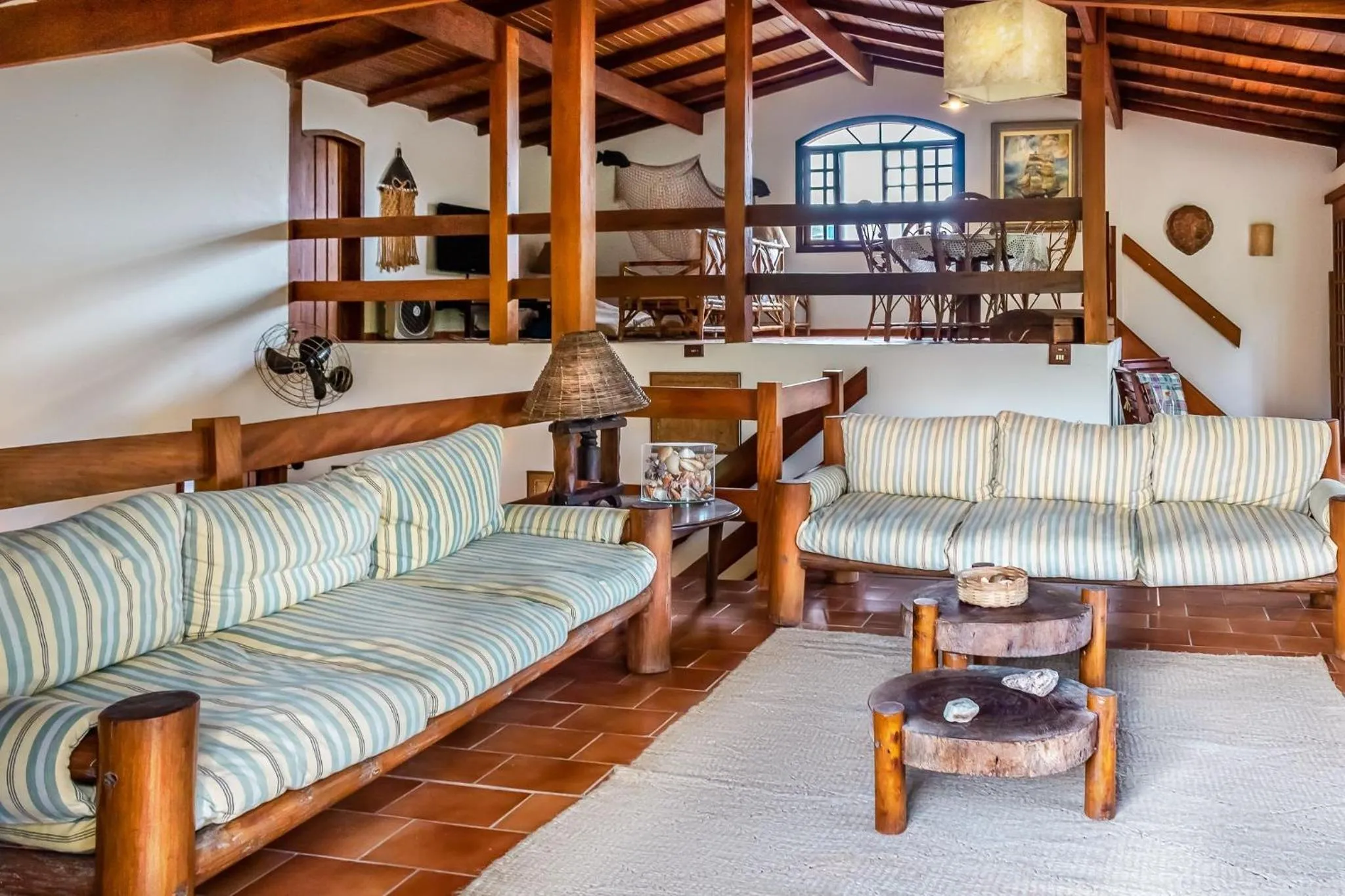 Communal lounge/ TV room in Casa com jardim e churrasqueira perto da praia