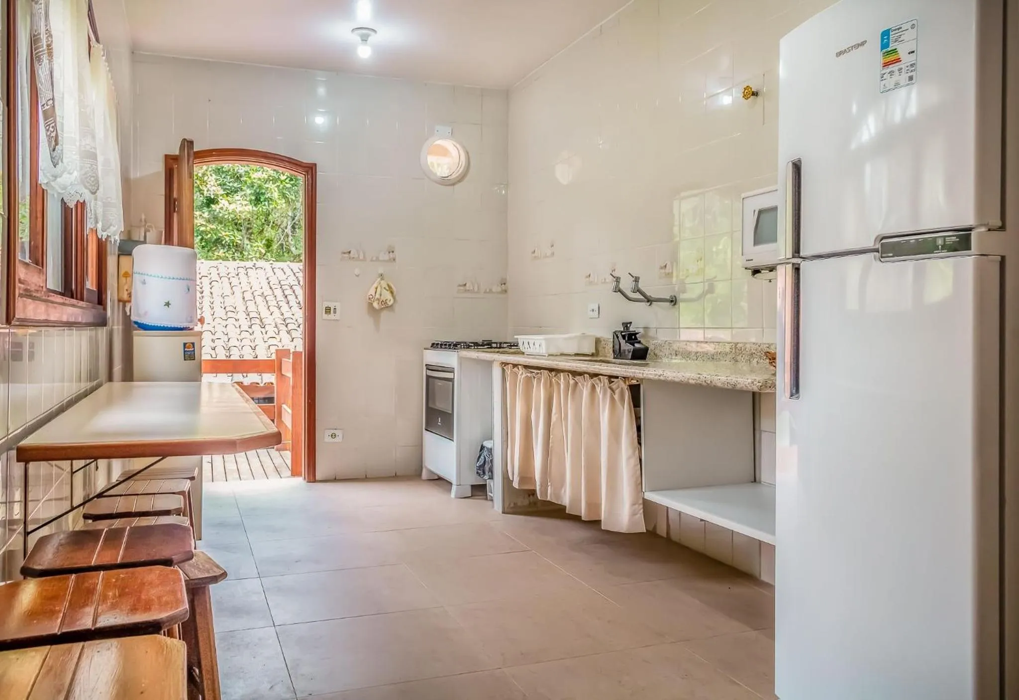 Kitchen or kitchenette in Casa com jardim e churrasqueira perto da praia