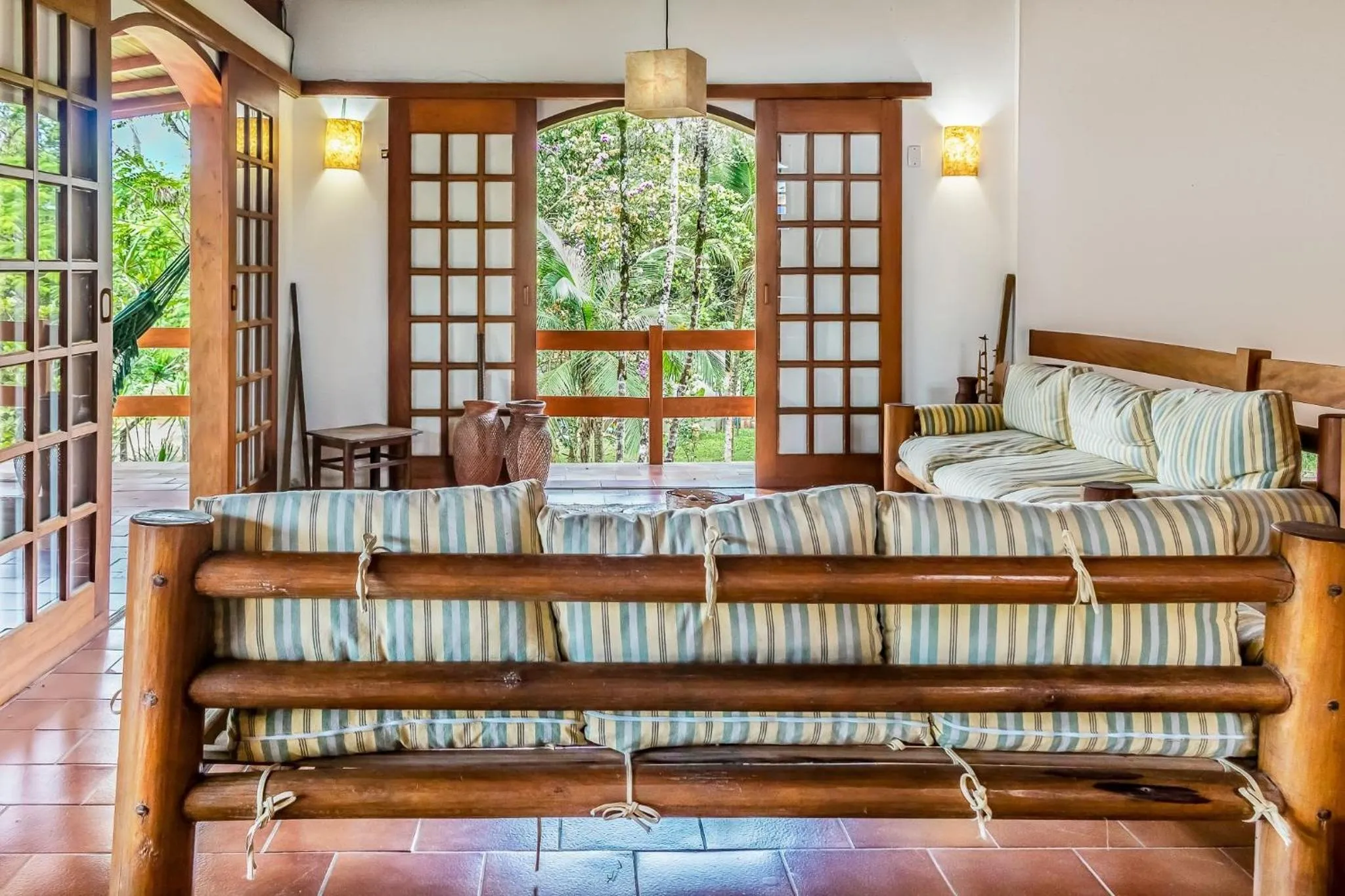 Communal lounge/ TV room in Casa com jardim e churrasqueira perto da praia