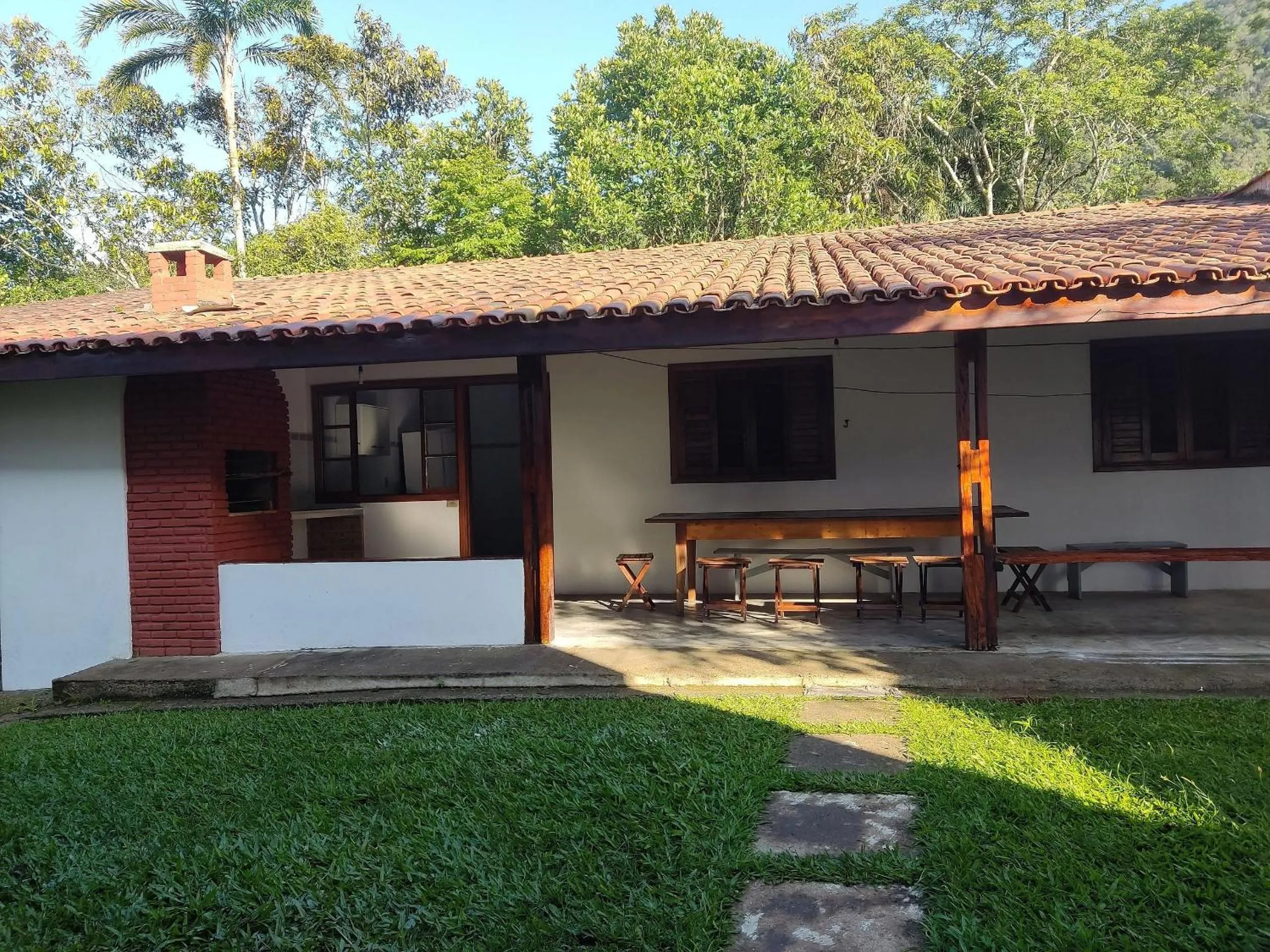 BBQ facilities in Casa com jardim e churrasqueira perto da praia