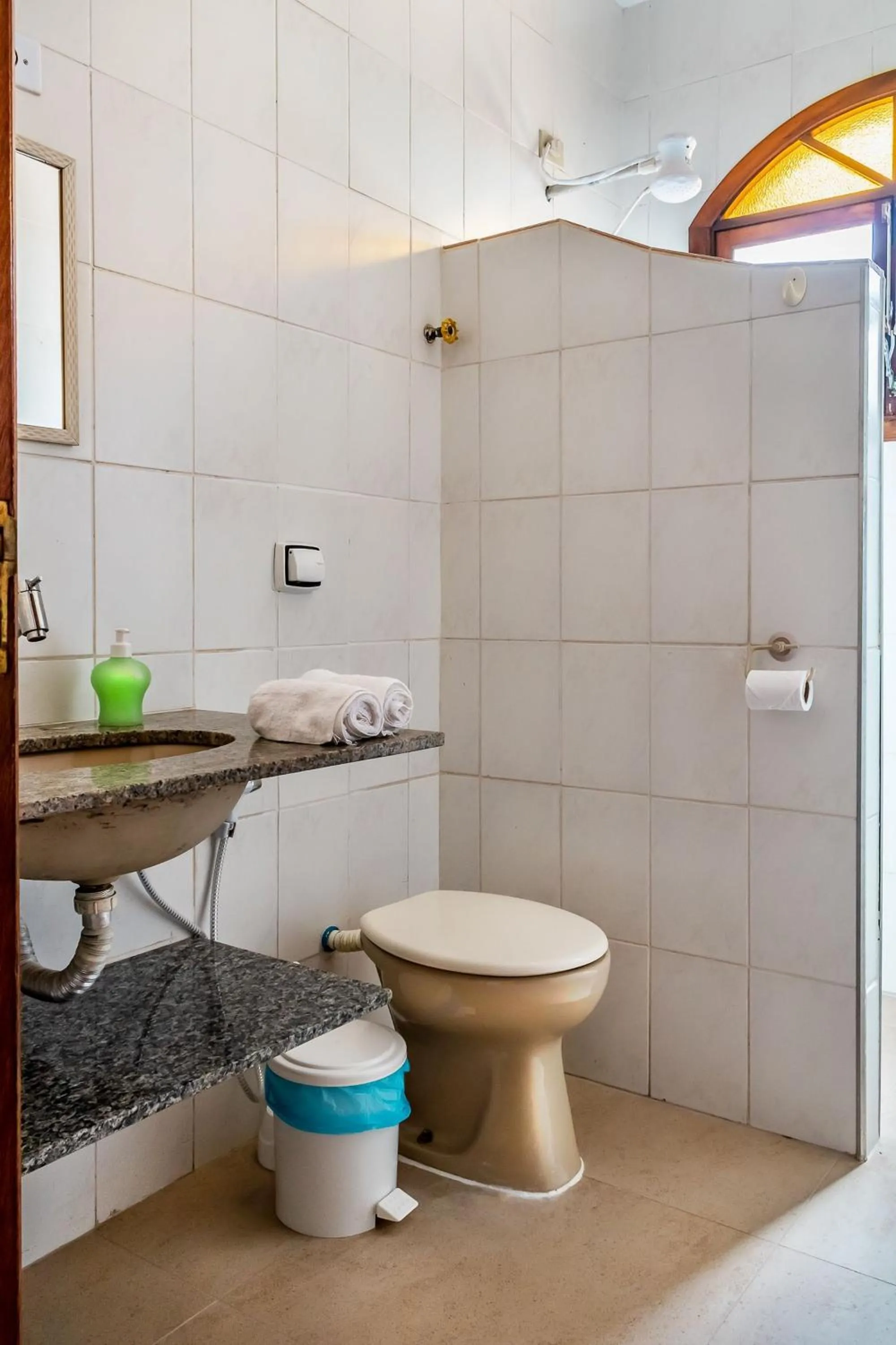 Toilet in Casa com jardim e churrasqueira perto da praia