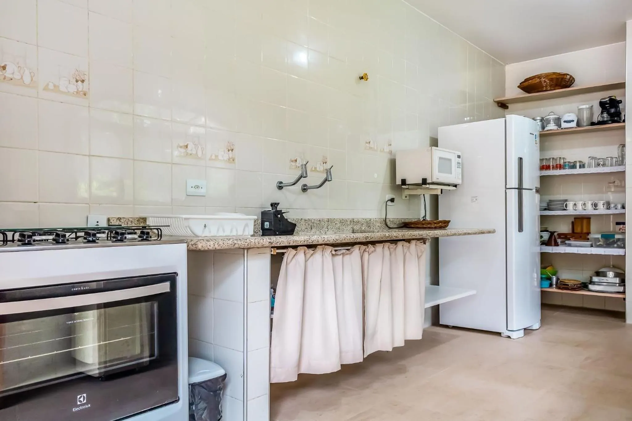 Kitchen or kitchenette in Casa com jardim e churrasqueira perto da praia