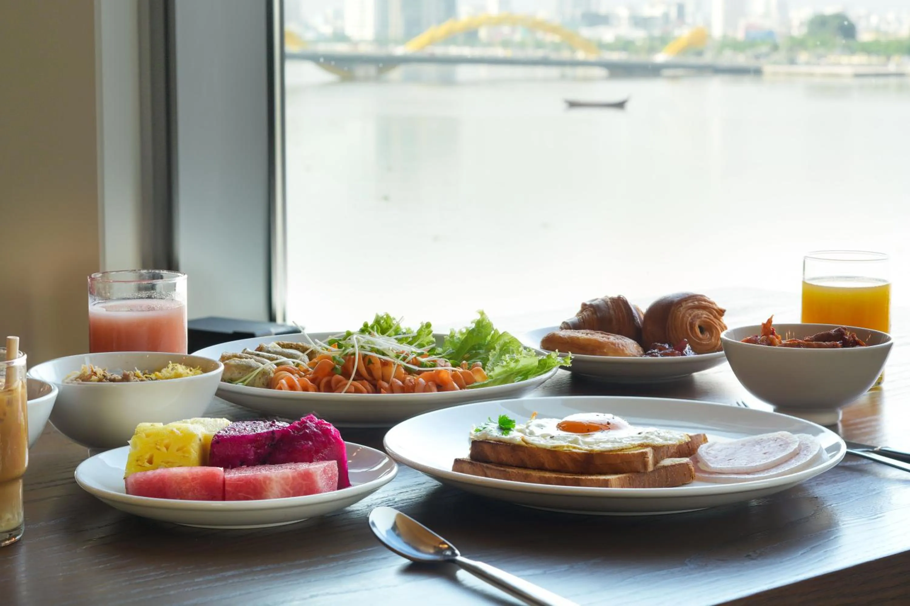 Restaurant/places to eat in Wink Icon Hotel Danang Riverside - 24hrs Stay & Rooftop Pool Bar