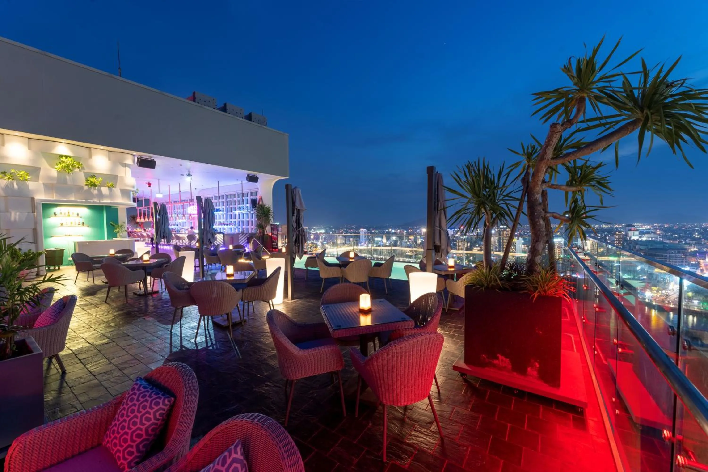 Restaurant/places to eat in Wink Icon Hotel Danang Riverside - 24hrs Stay & Rooftop Pool Bar