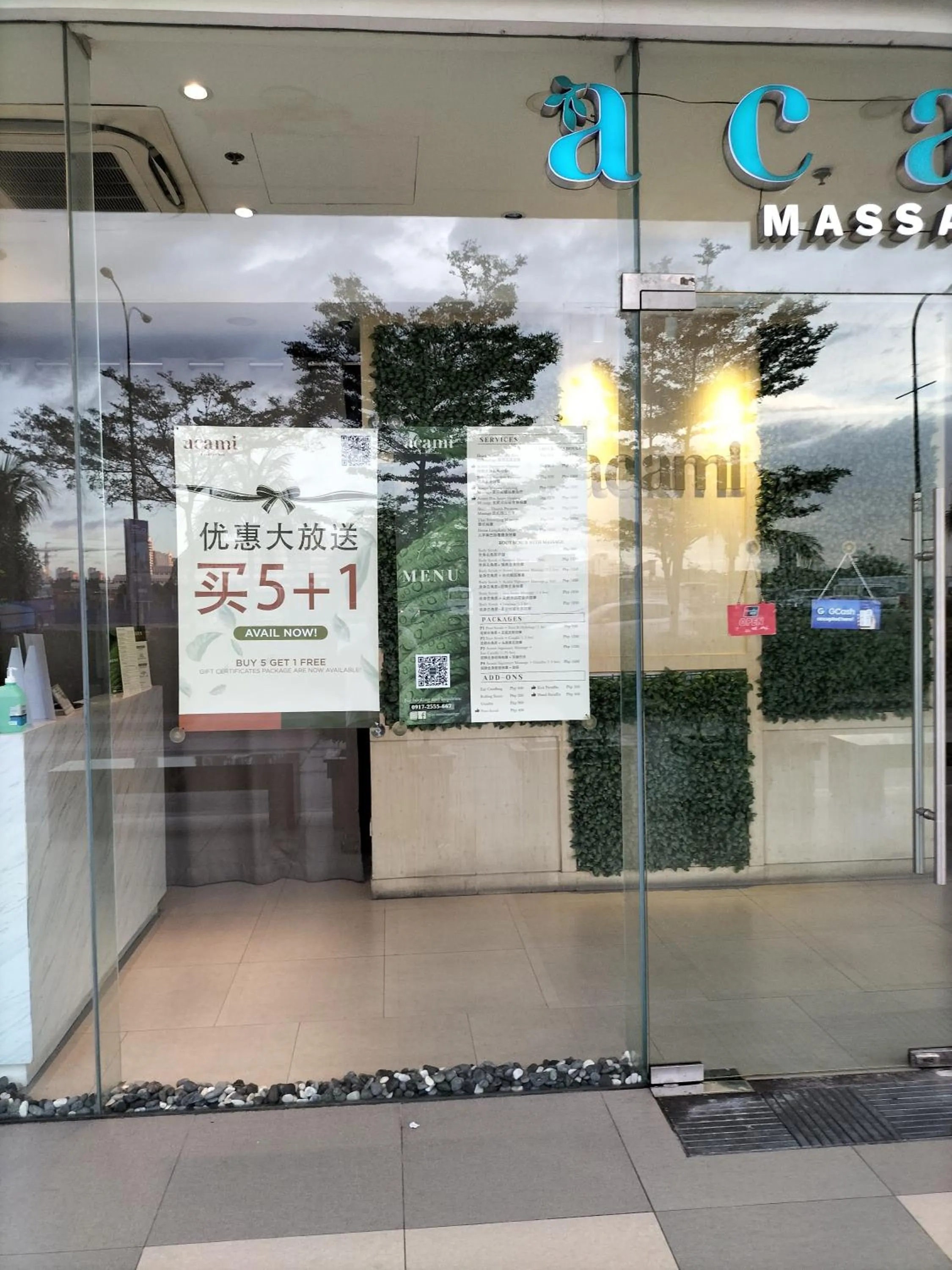 Restaurant/places to eat in Cozy22 1BR at Shore2 Tower2