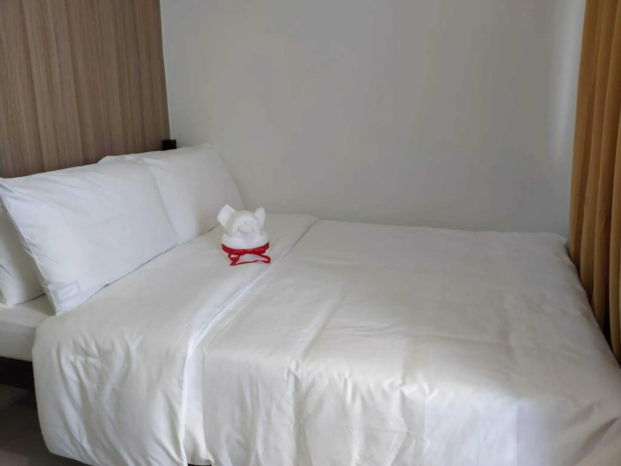 Bed in Cozy22 1BR at Shore2 Tower2