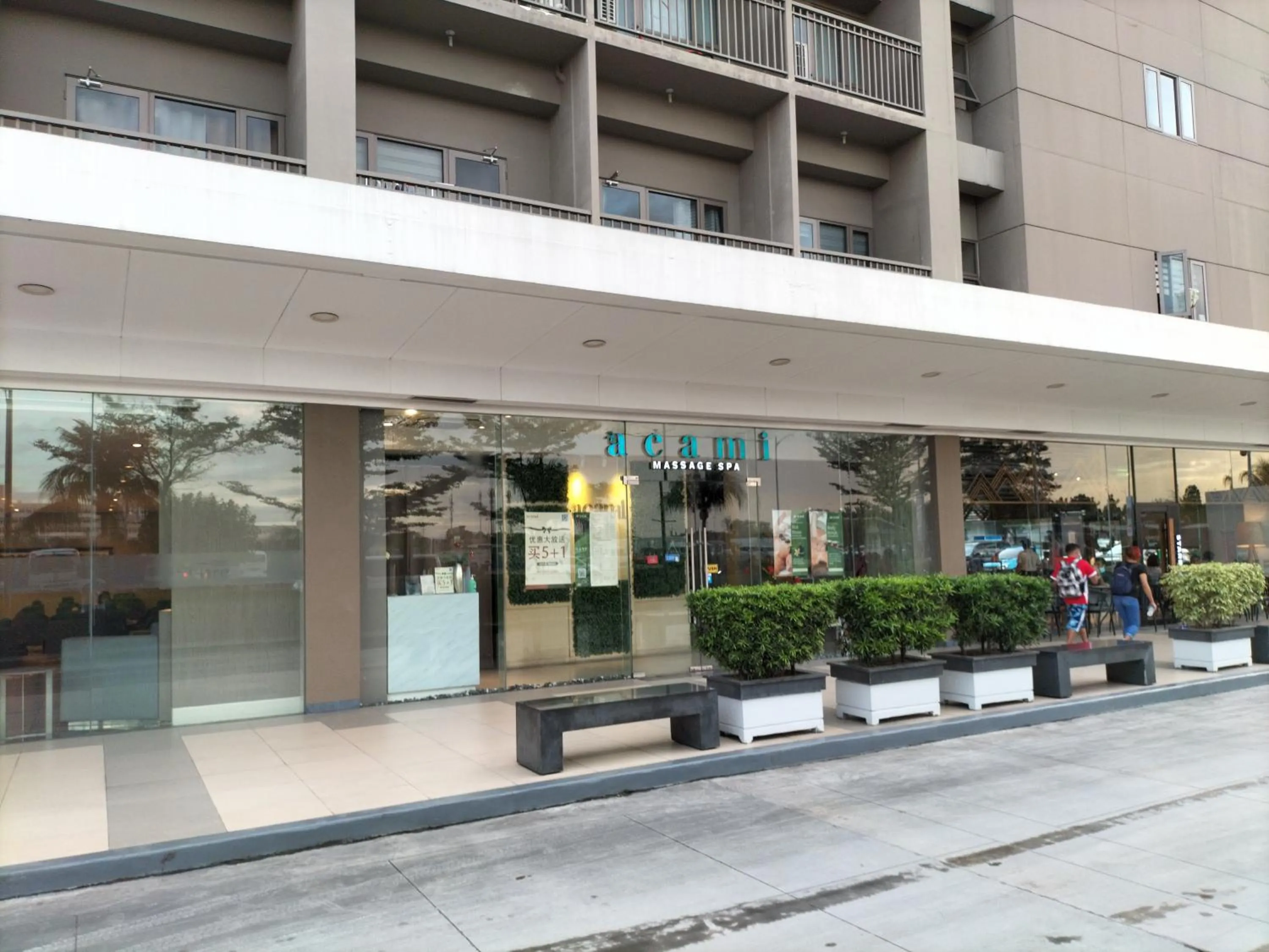Restaurant/places to eat in Cozy22 1BR at Shore2 Tower2