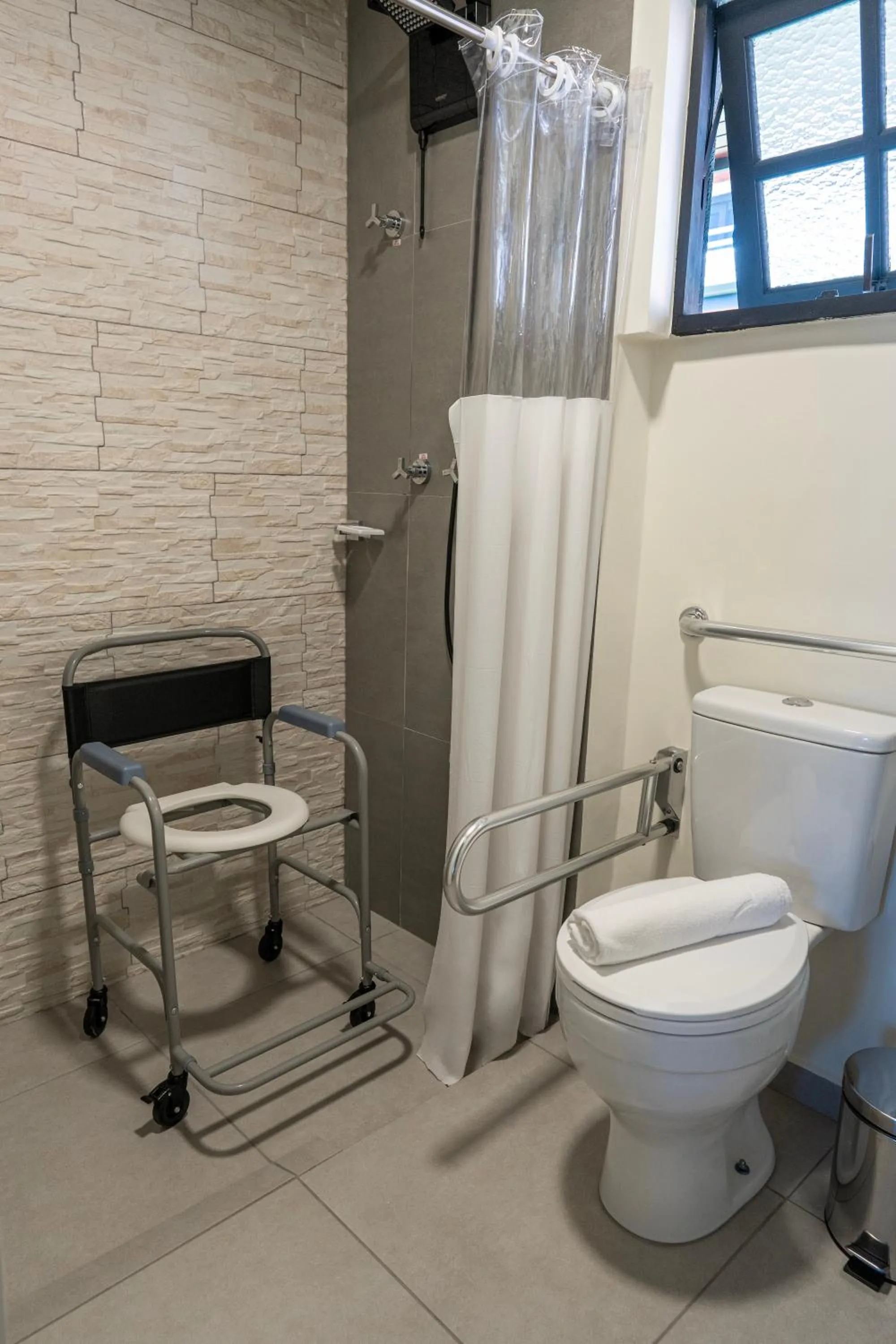 Shower in Pousada Terrazzo Bonjardim - by Easy Hotéis