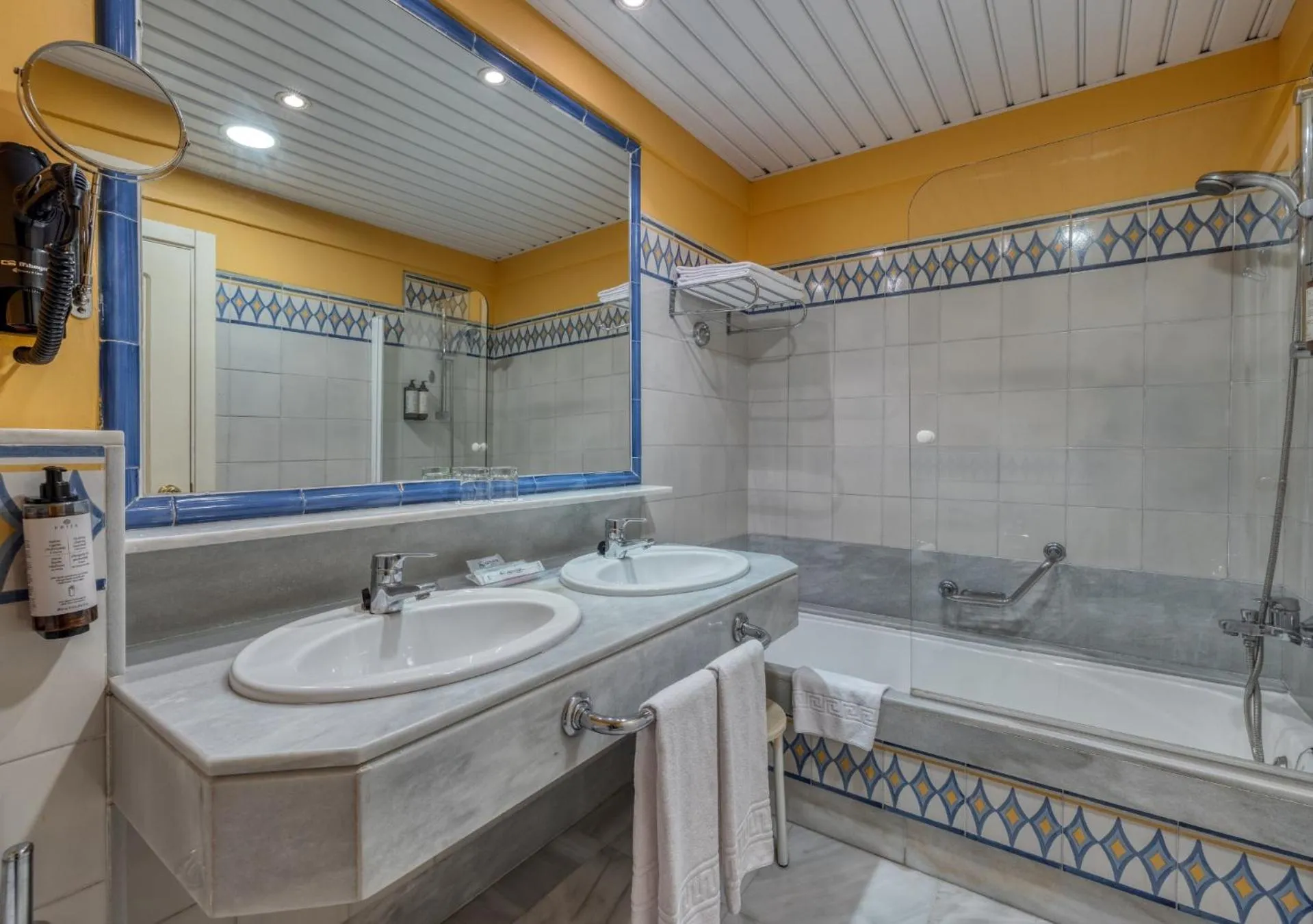 Bathroom in AZZ Guadacorte Campo de Gibraltar