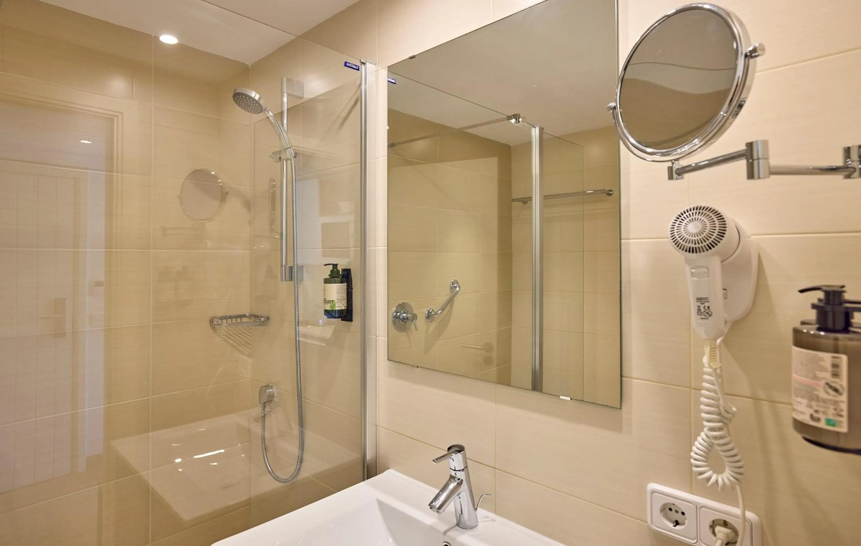 Shower in Universal Apartamentos Laguna Garden