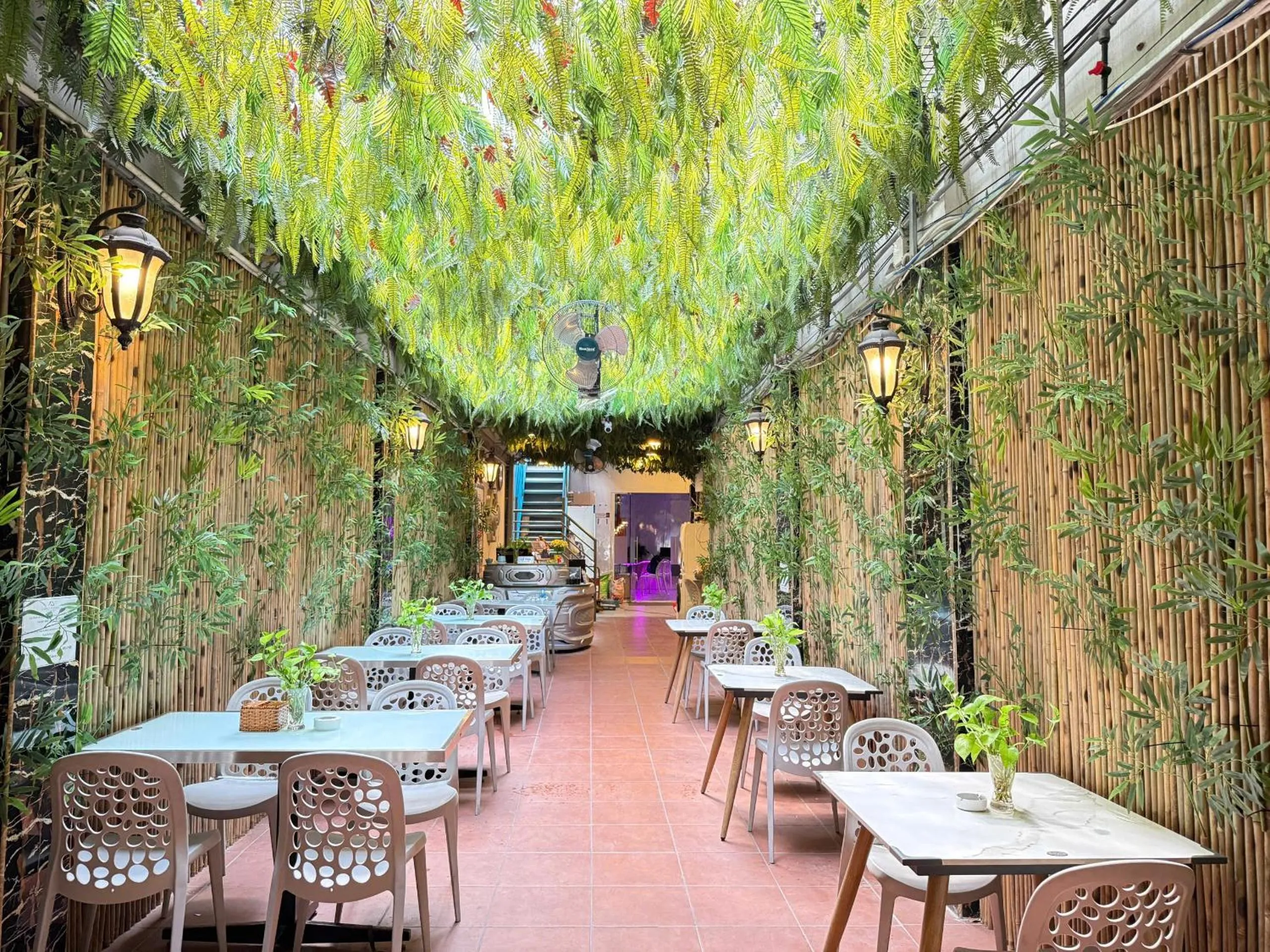 Dining area in Capsule Riverside