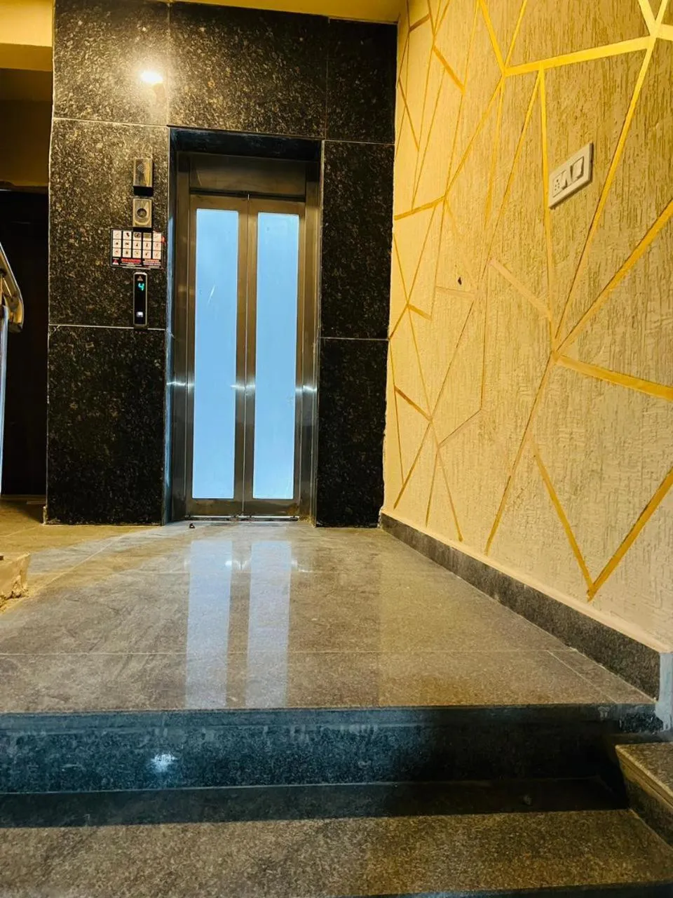 elevator in Hotel RIVERB