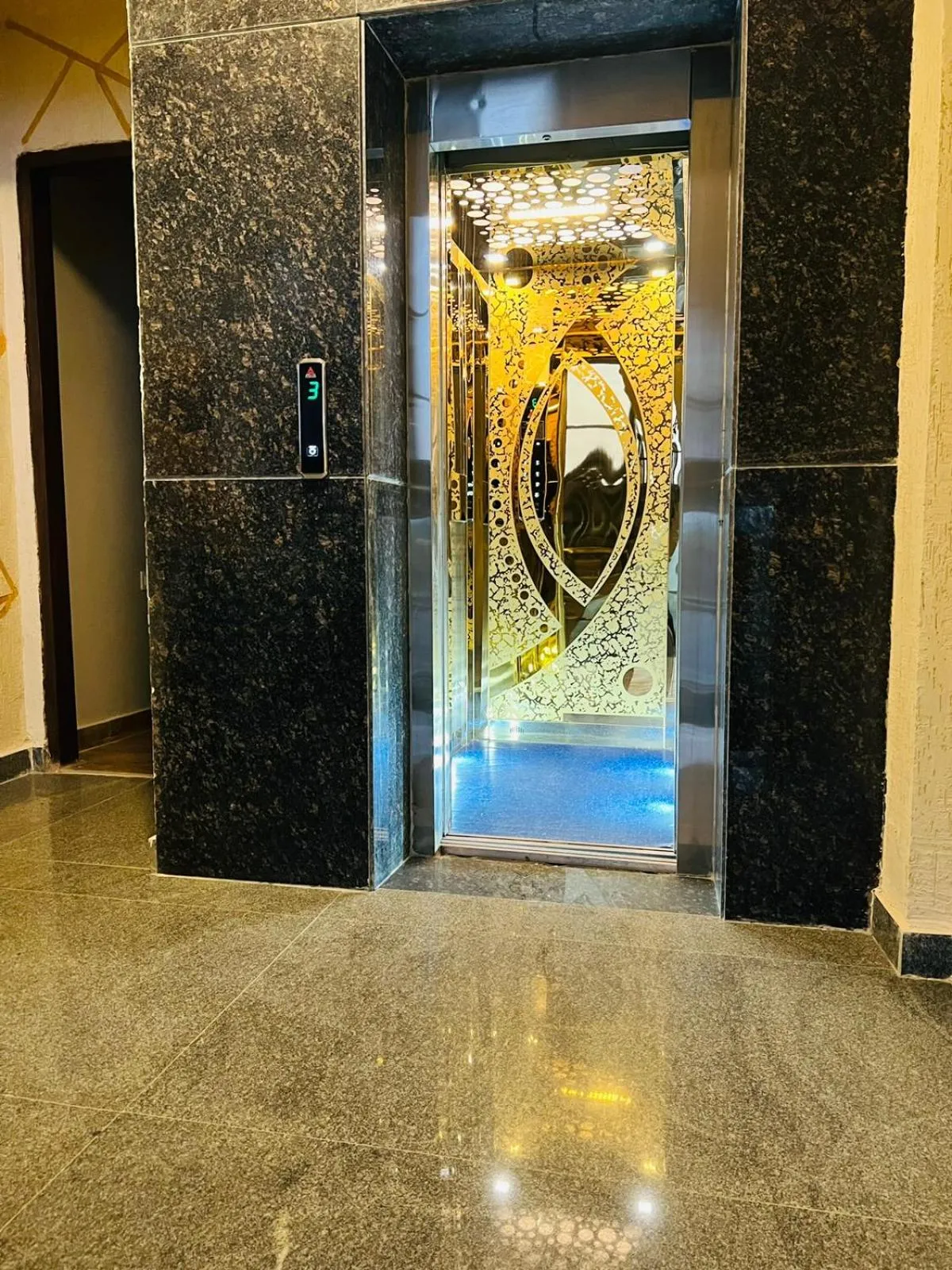 elevator in Hotel RIVERB