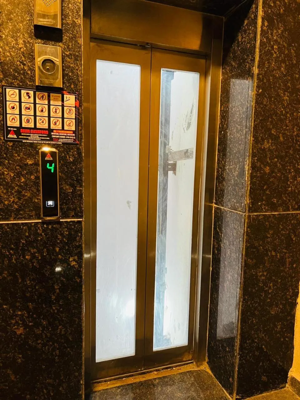 elevator in Hotel RIVERB