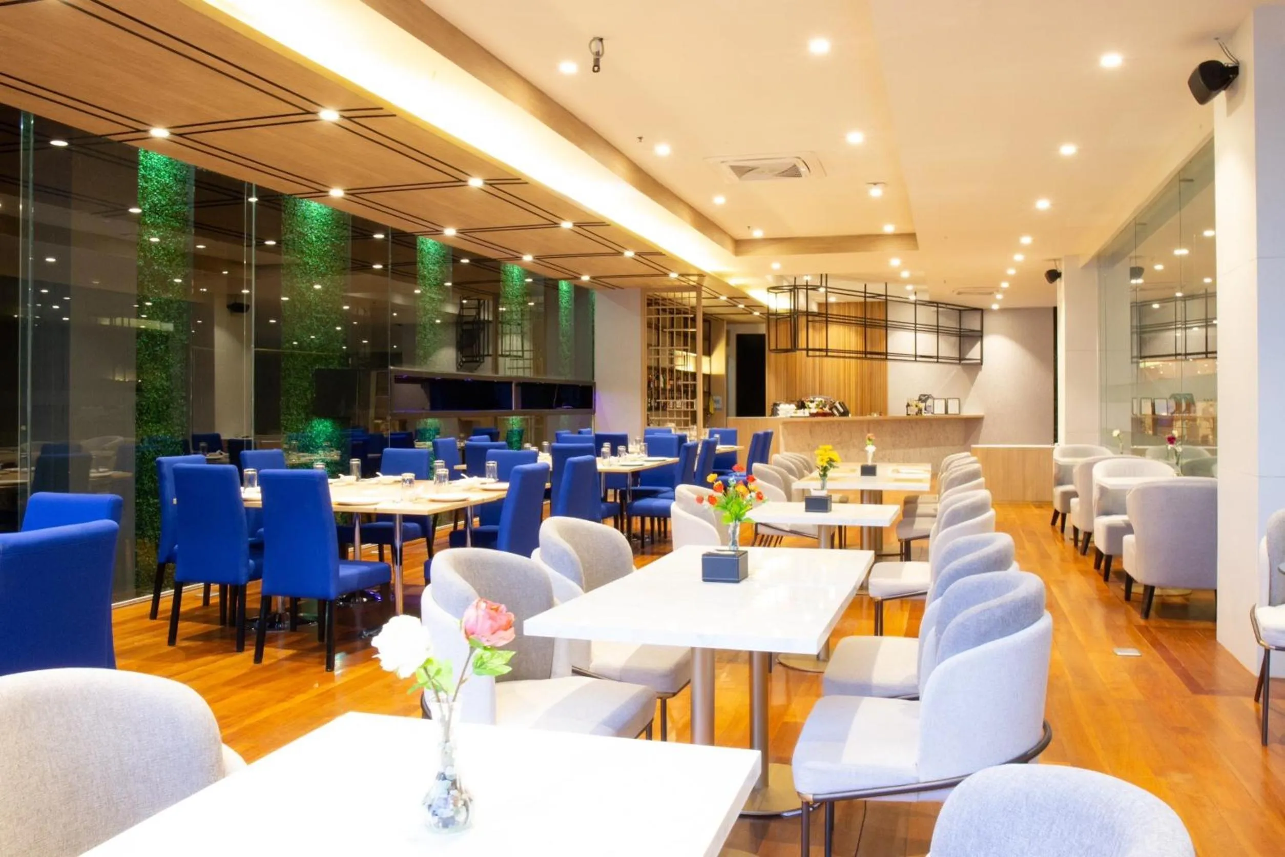 Restaurant/places to eat in Le Srivaree Suvarnabhumi Airport Hotel