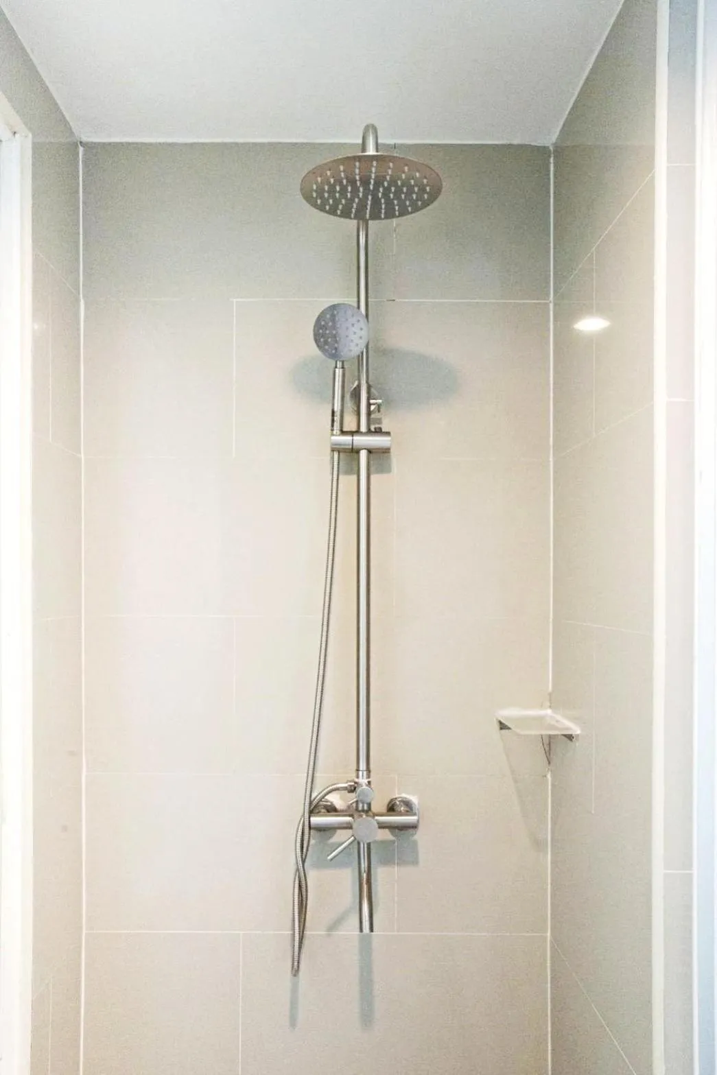 Shower in Le Srivaree Suvarnabhumi Airport Hotel