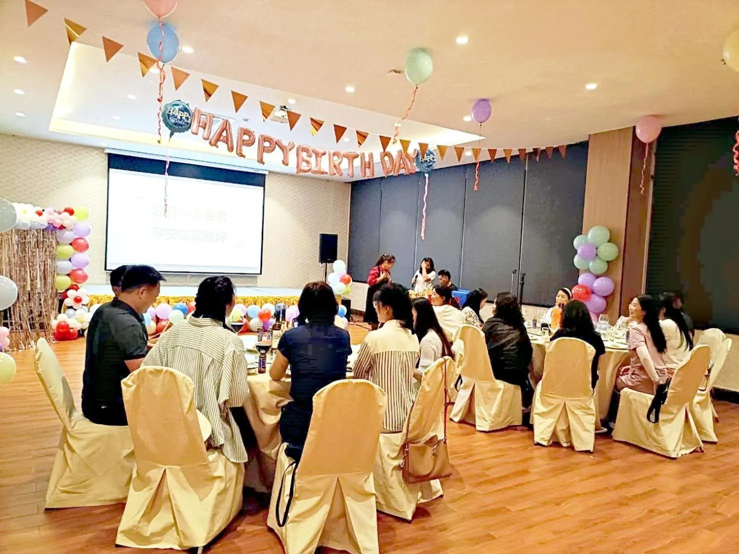 group of guests in Le Srivaree Suvarnabhumi Airport Hotel