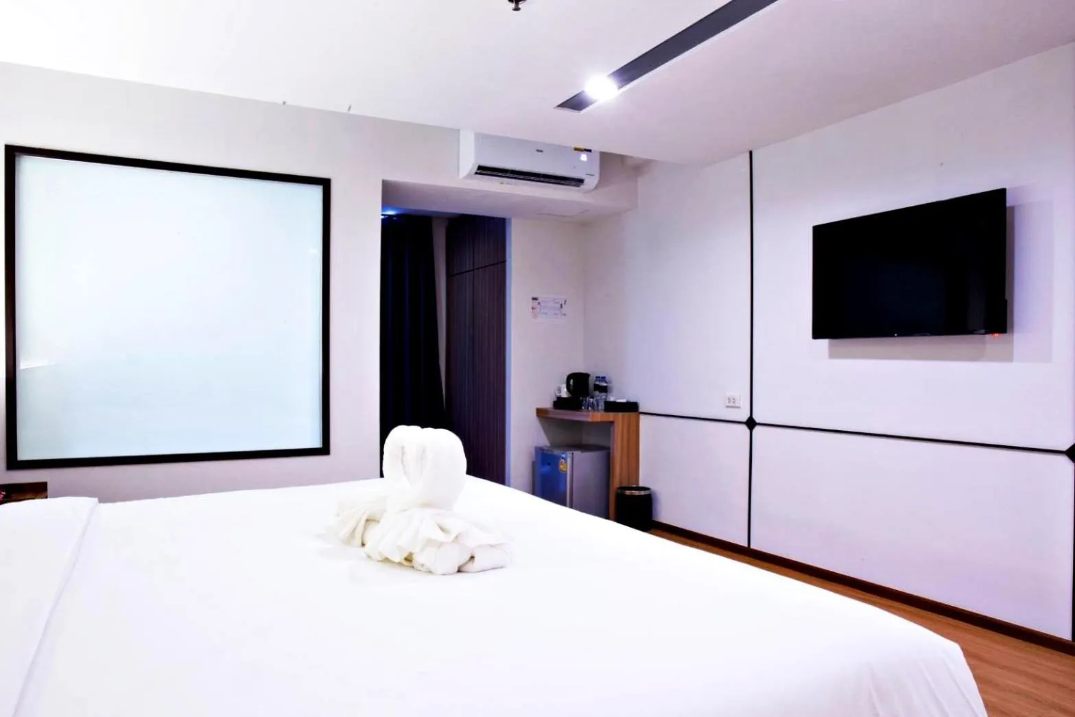 Communal lounge/ TV room, Bed in Le Srivaree Suvarnabhumi Airport Hotel