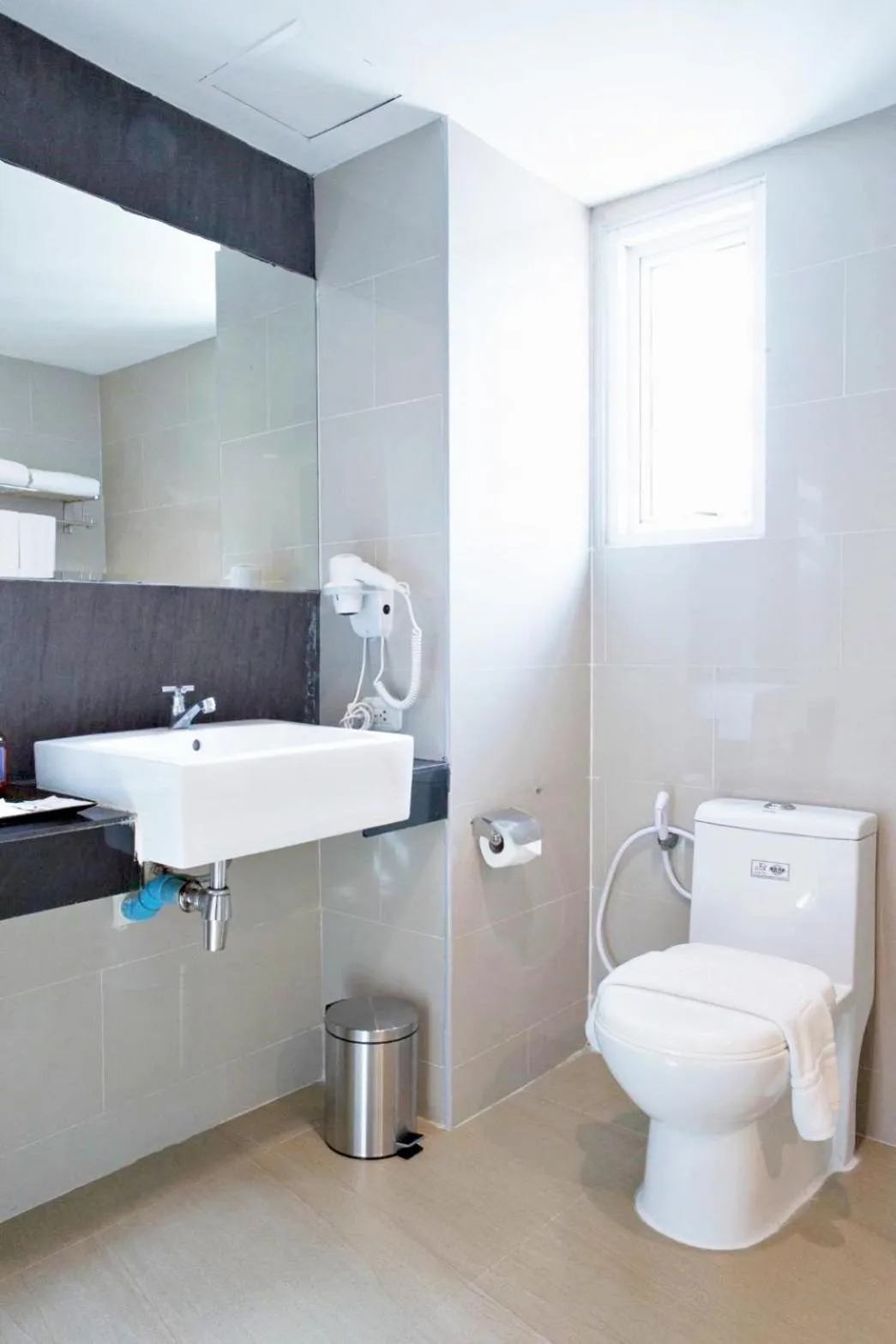 Toilet in Le Srivaree Suvarnabhumi Airport Hotel