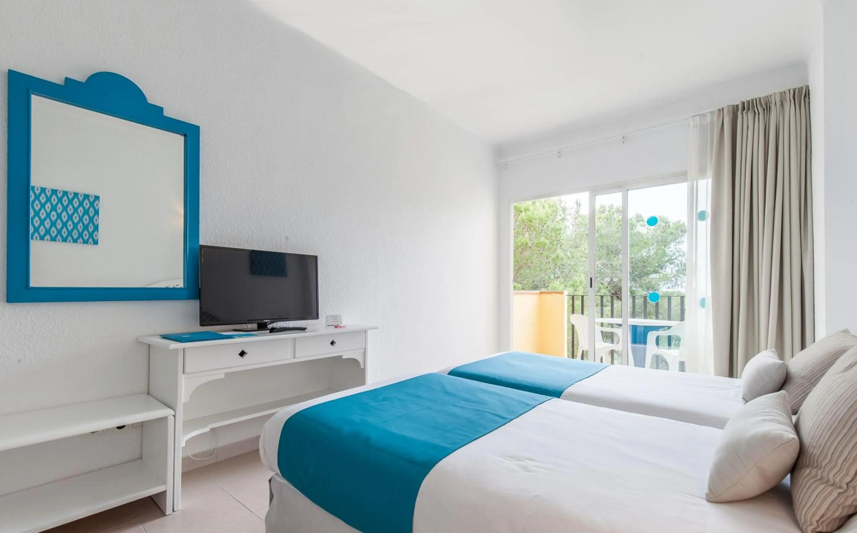 Photo of the whole room, Bed in BLUESEA Costa Verde