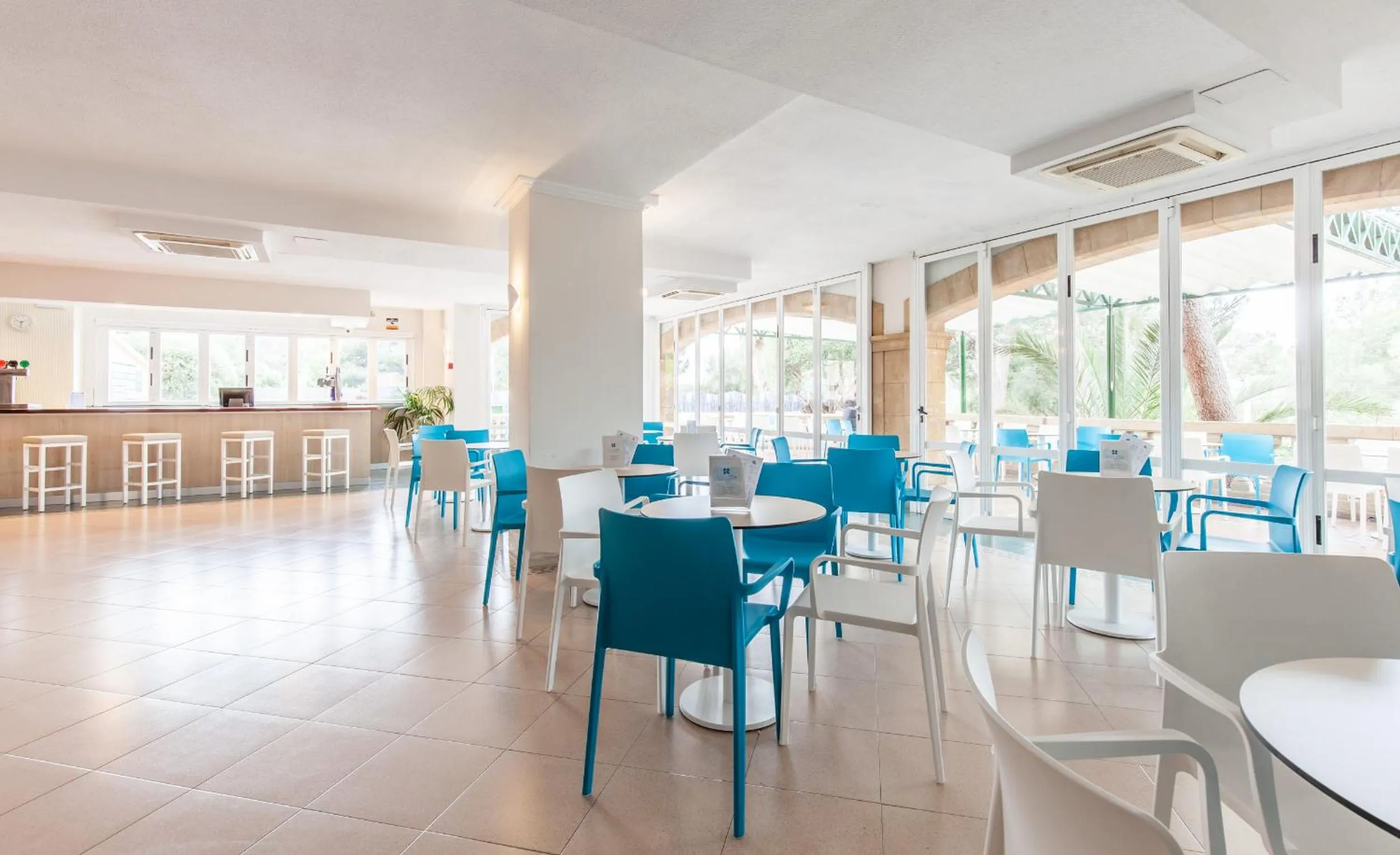 Lounge or bar in BLUESEA Costa Verde