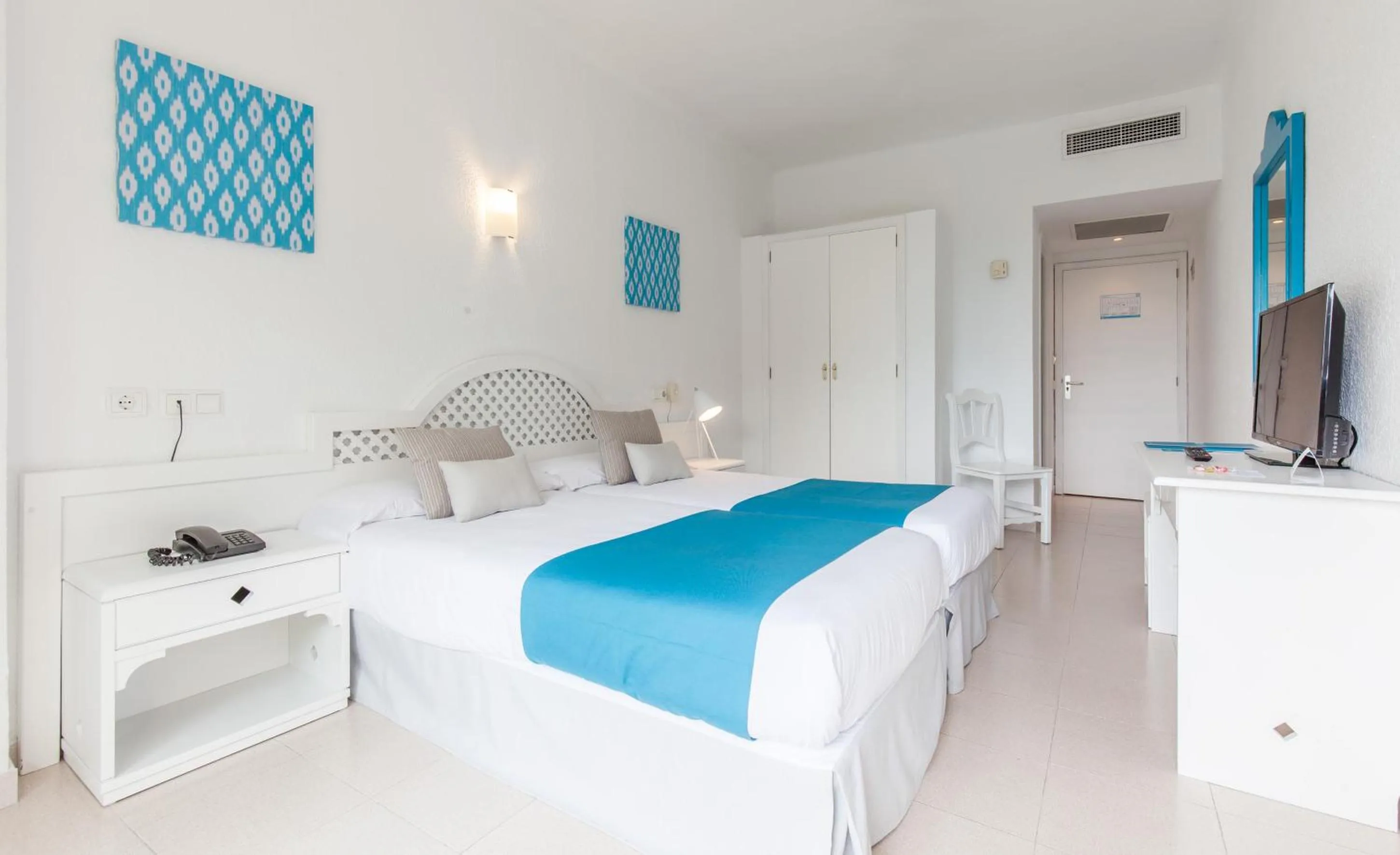 Photo of the whole room, Bed in BLUESEA Costa Verde