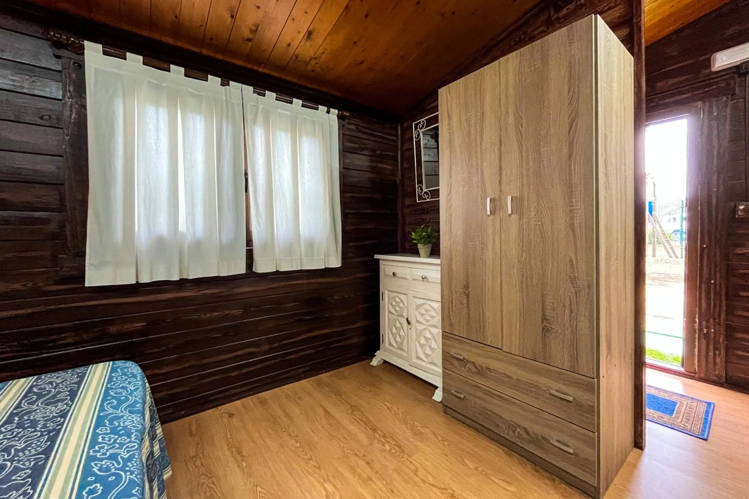 wardrobe in Complejo Turístico Rural Nazaret De Moguer