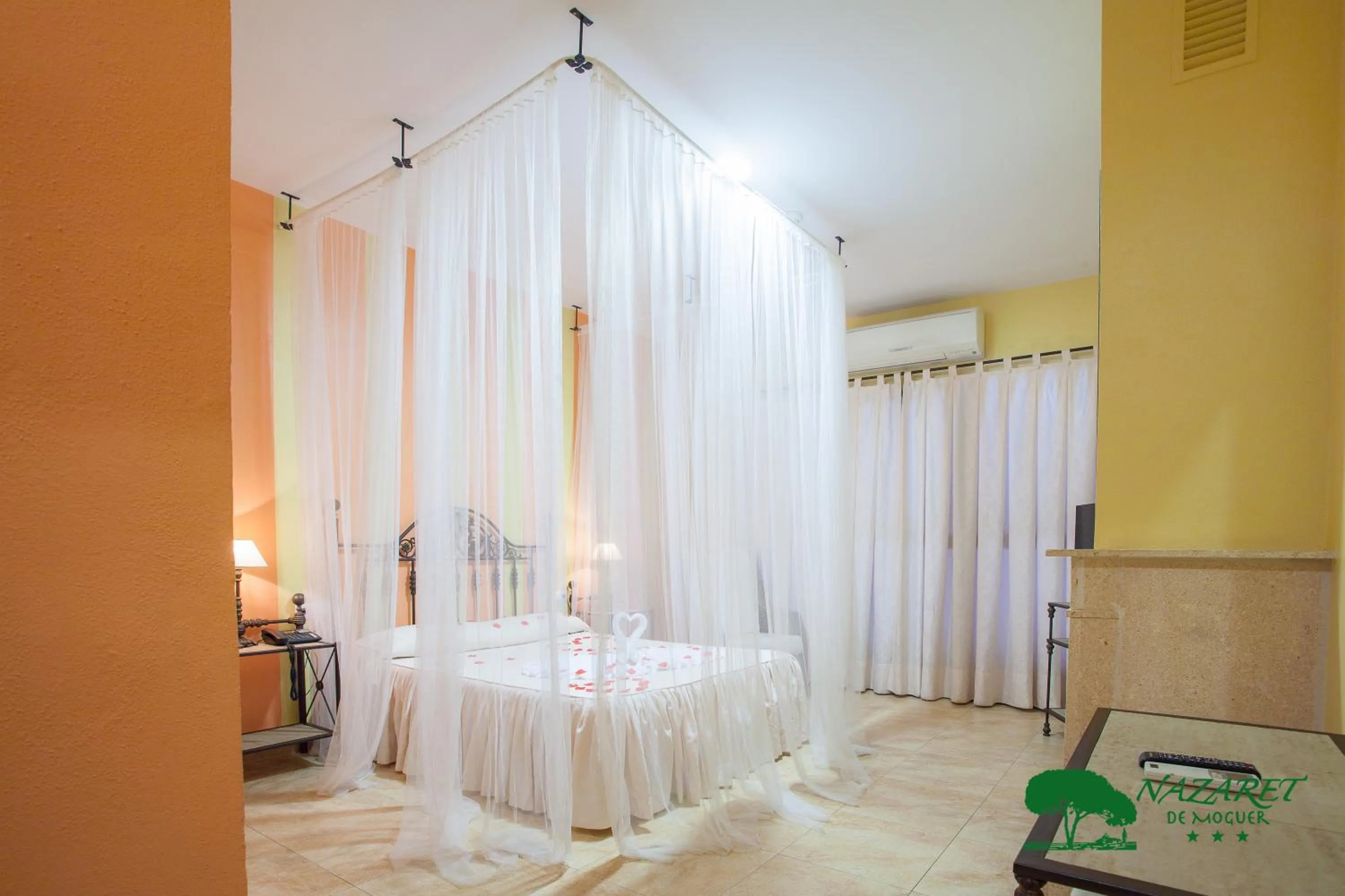 Decorative detail, Bed in Complejo Turístico Rural Nazaret De Moguer