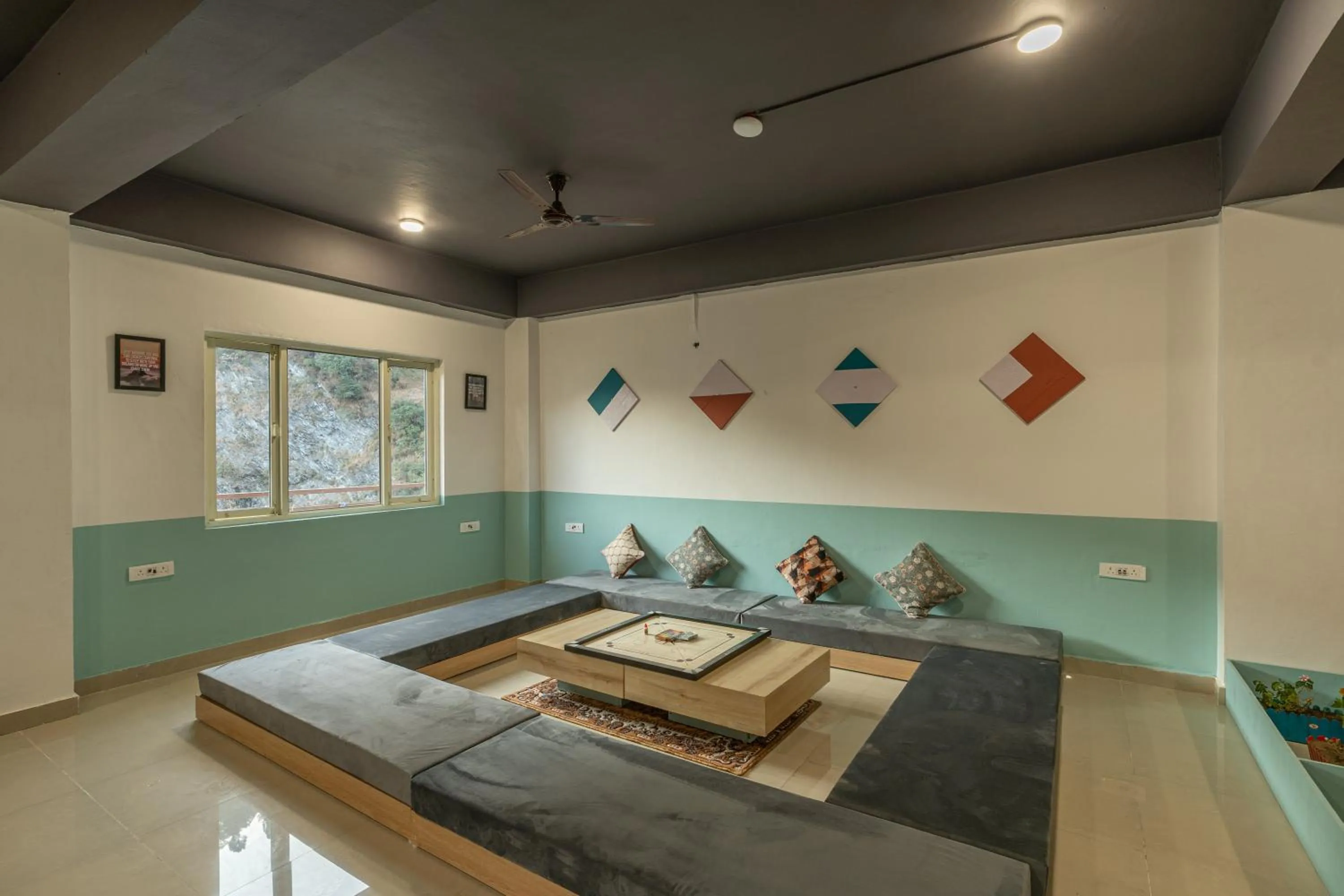 Living room in Zostel Plus Kareri