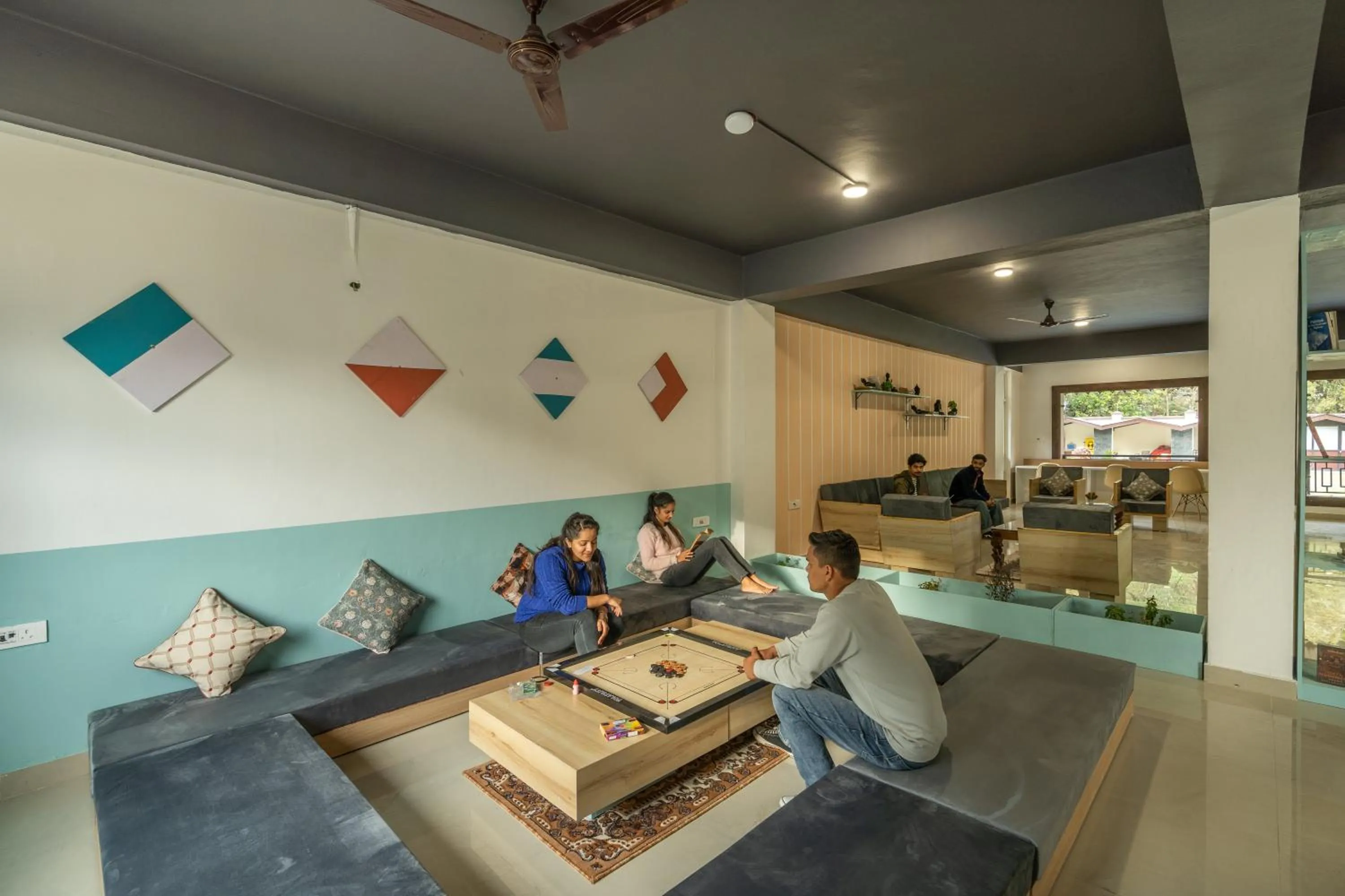 Living room in Zostel Plus Kareri