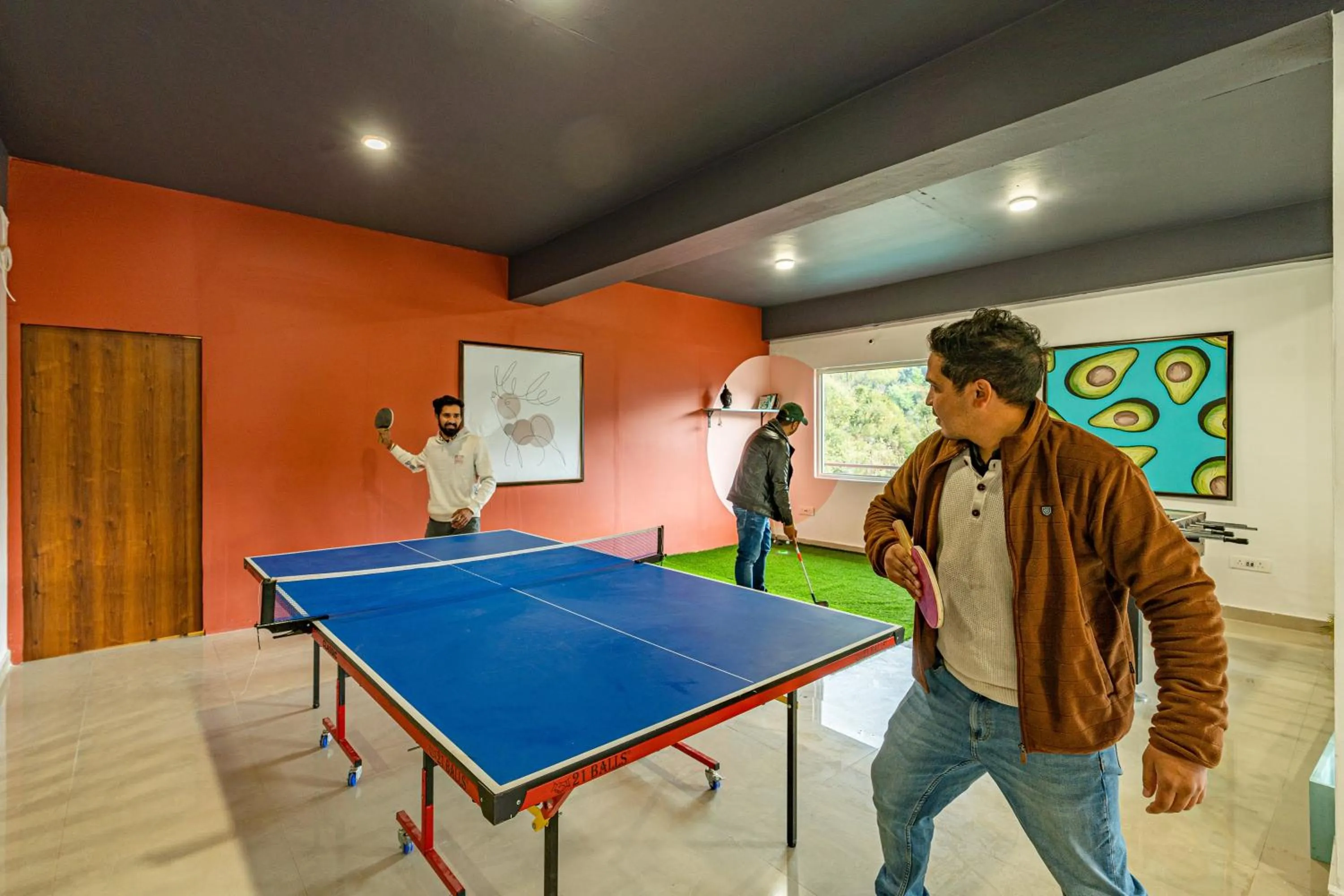 Communal lounge/ TV room in Zostel Plus Kareri