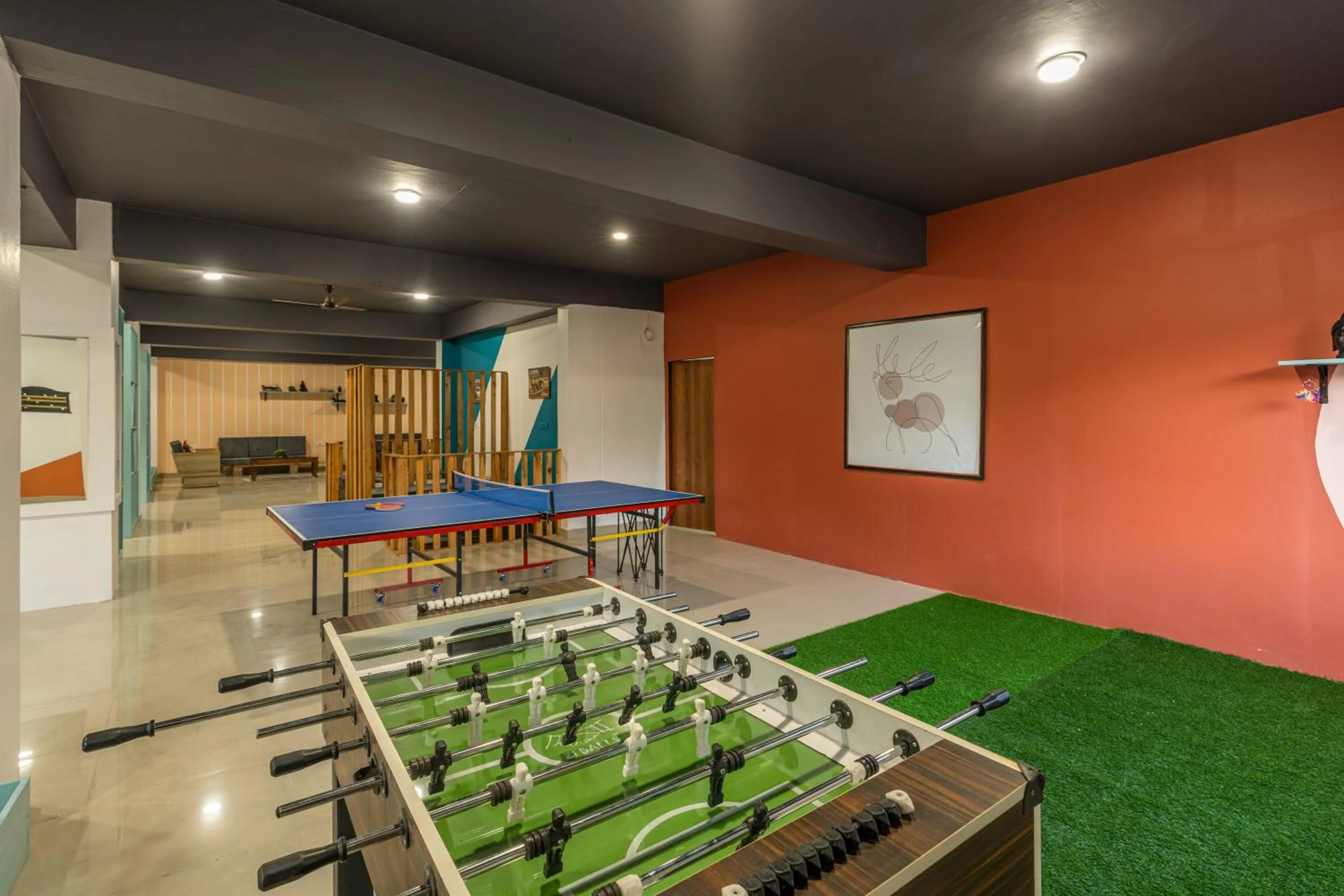 Communal lounge/ TV room in Zostel Plus Kareri