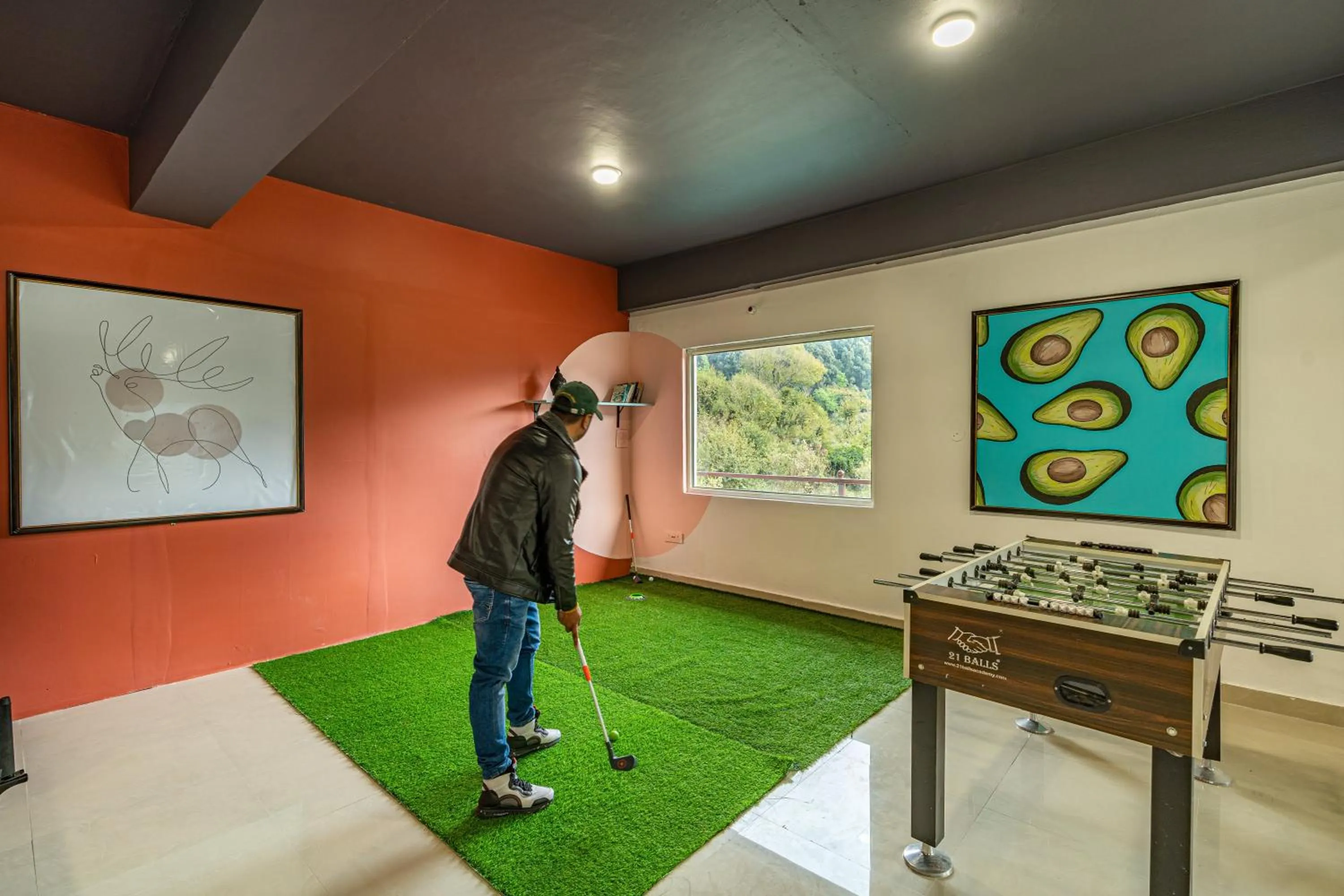 Communal lounge/ TV room in Zostel Plus Kareri