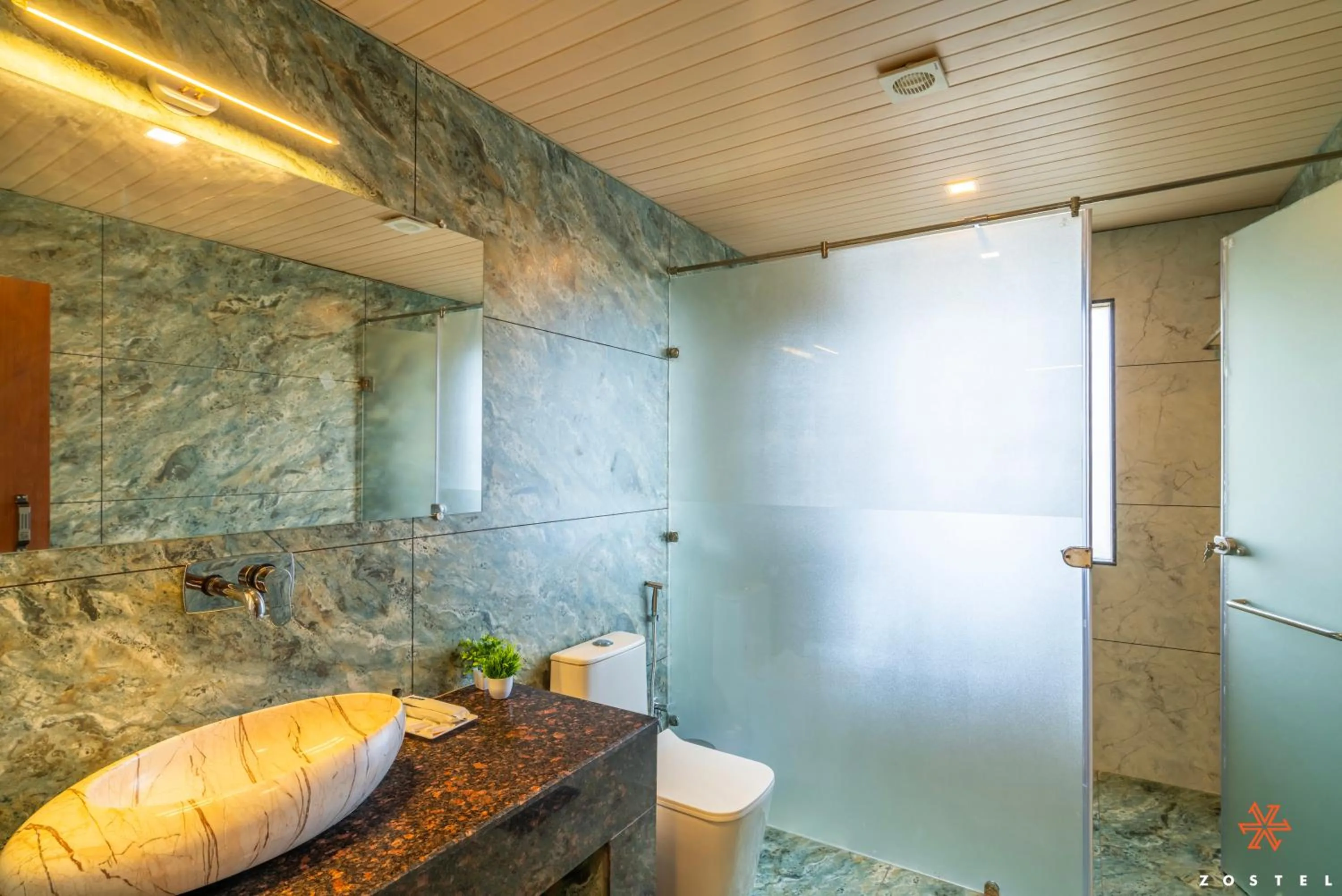 Shower in Zostel Plus Kareri