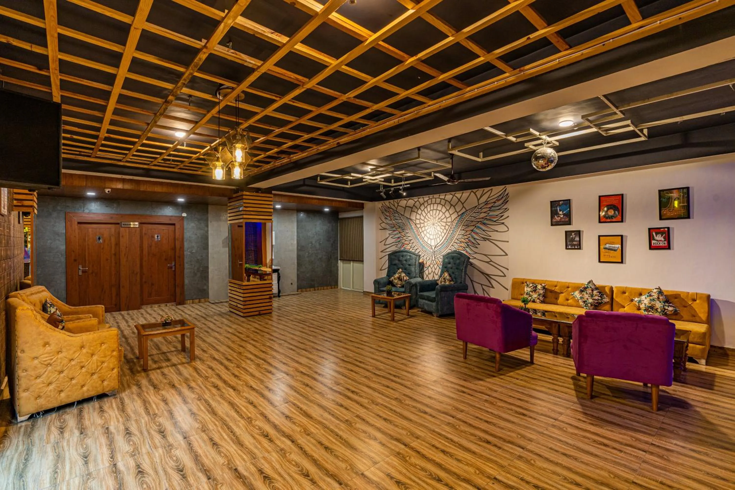 Living room in Zostel Plus Kareri