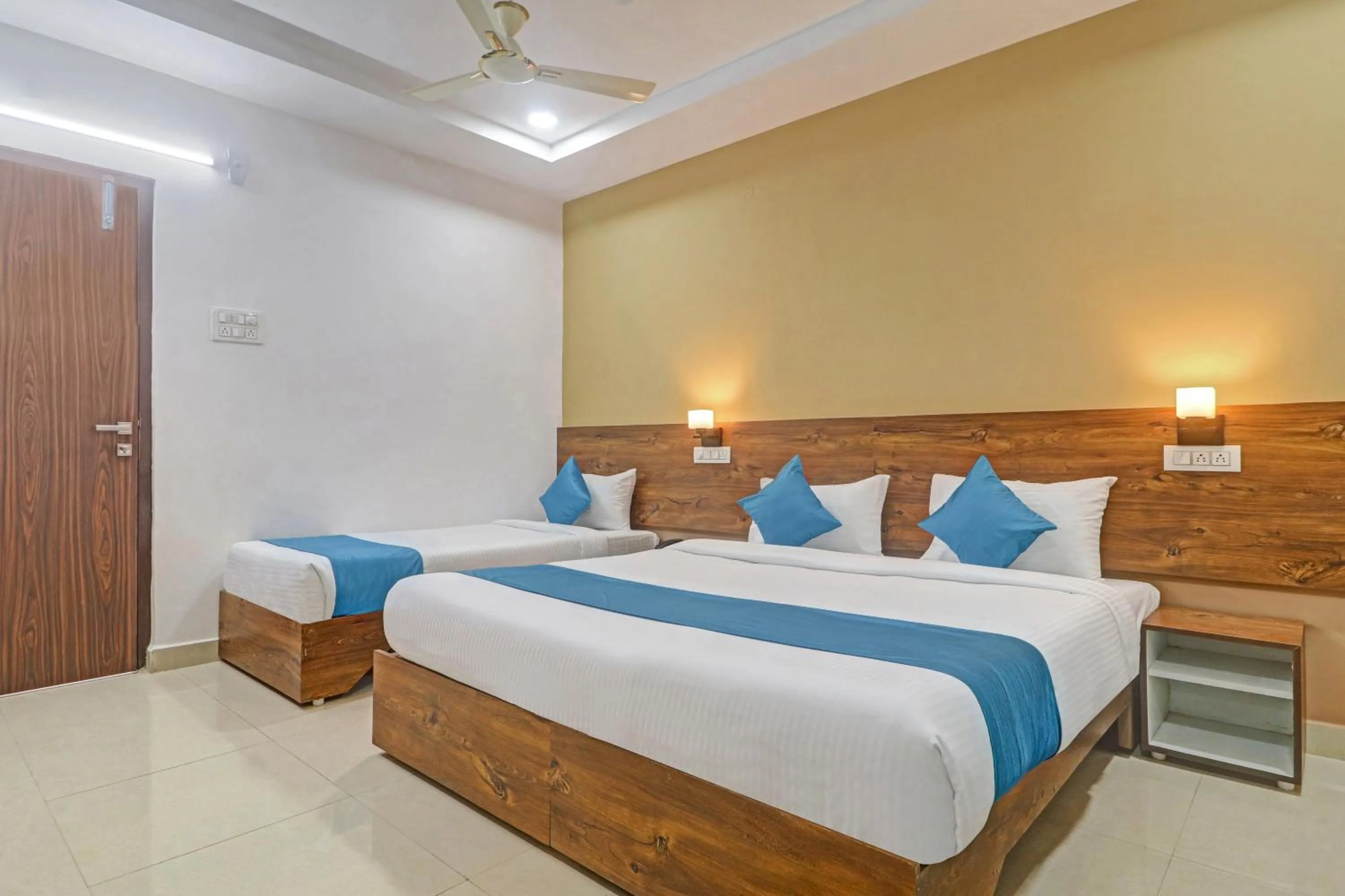 Photo of the whole room, Bed in The Balcony Hotel