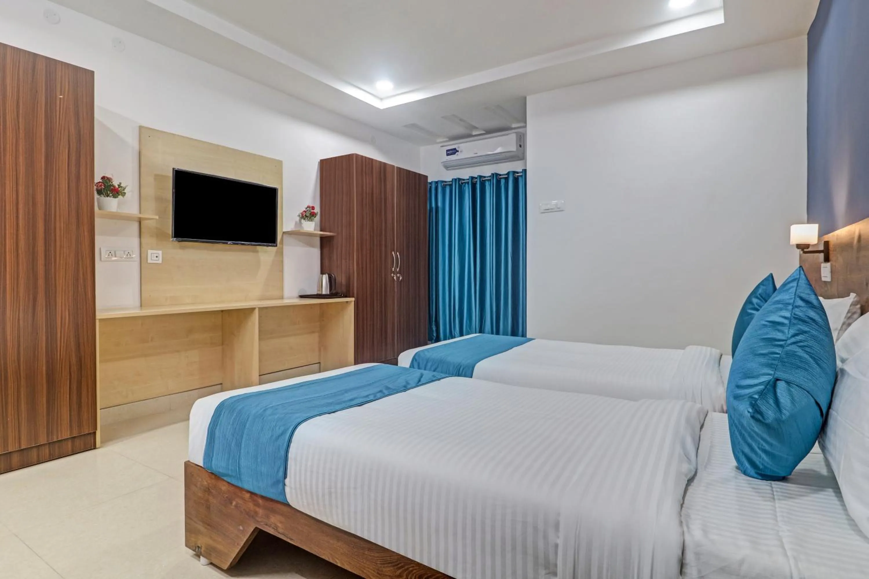 wardrobe, Bed in The Balcony Hotel