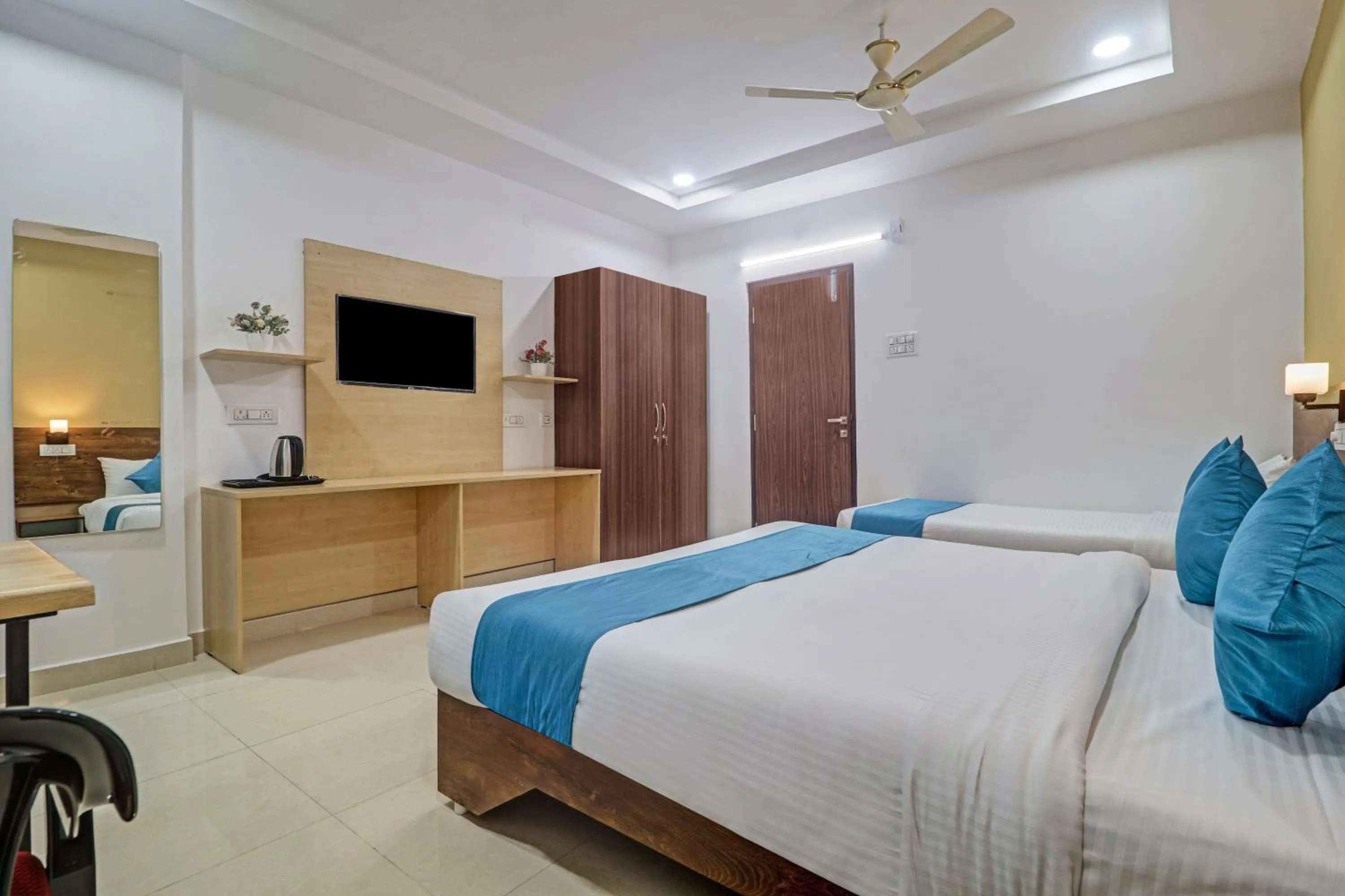 wardrobe, Bed in The Balcony Hotel